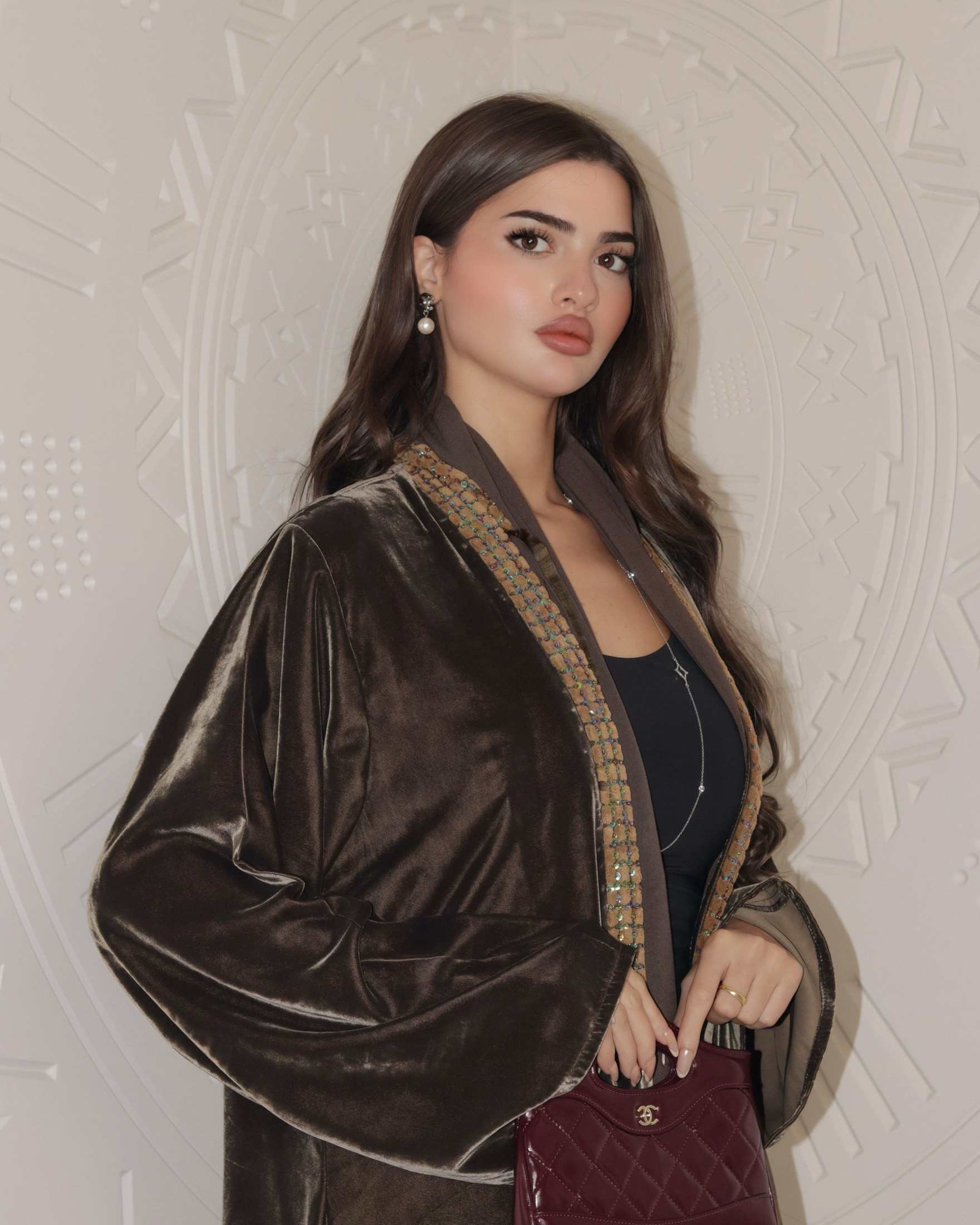 MWT825 - عباية مخمل مع تدخيلة كلفة بالامام - Aya