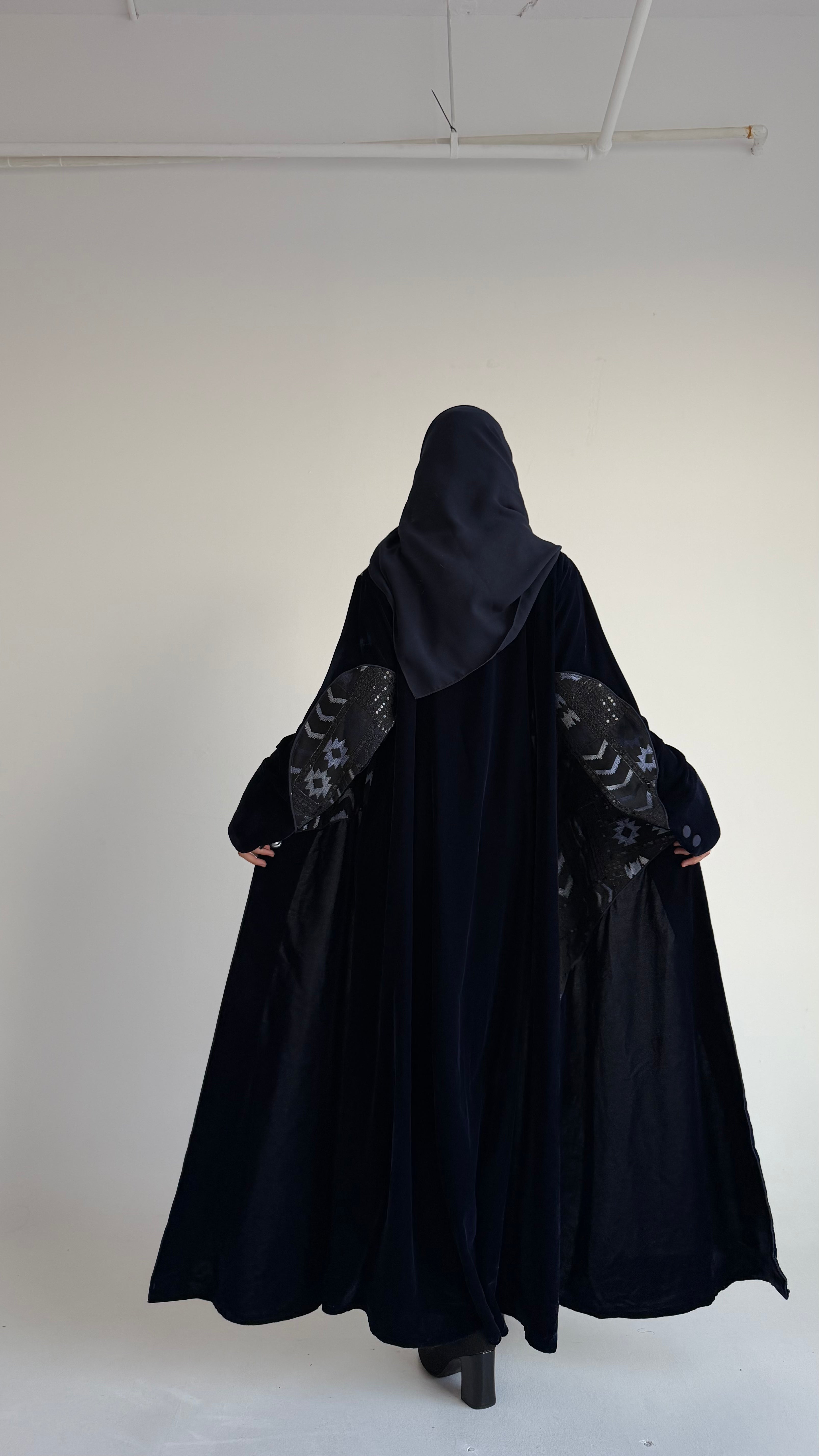 MWT546 - عباية مخمل كحلي مع تطريز هندي - Aya