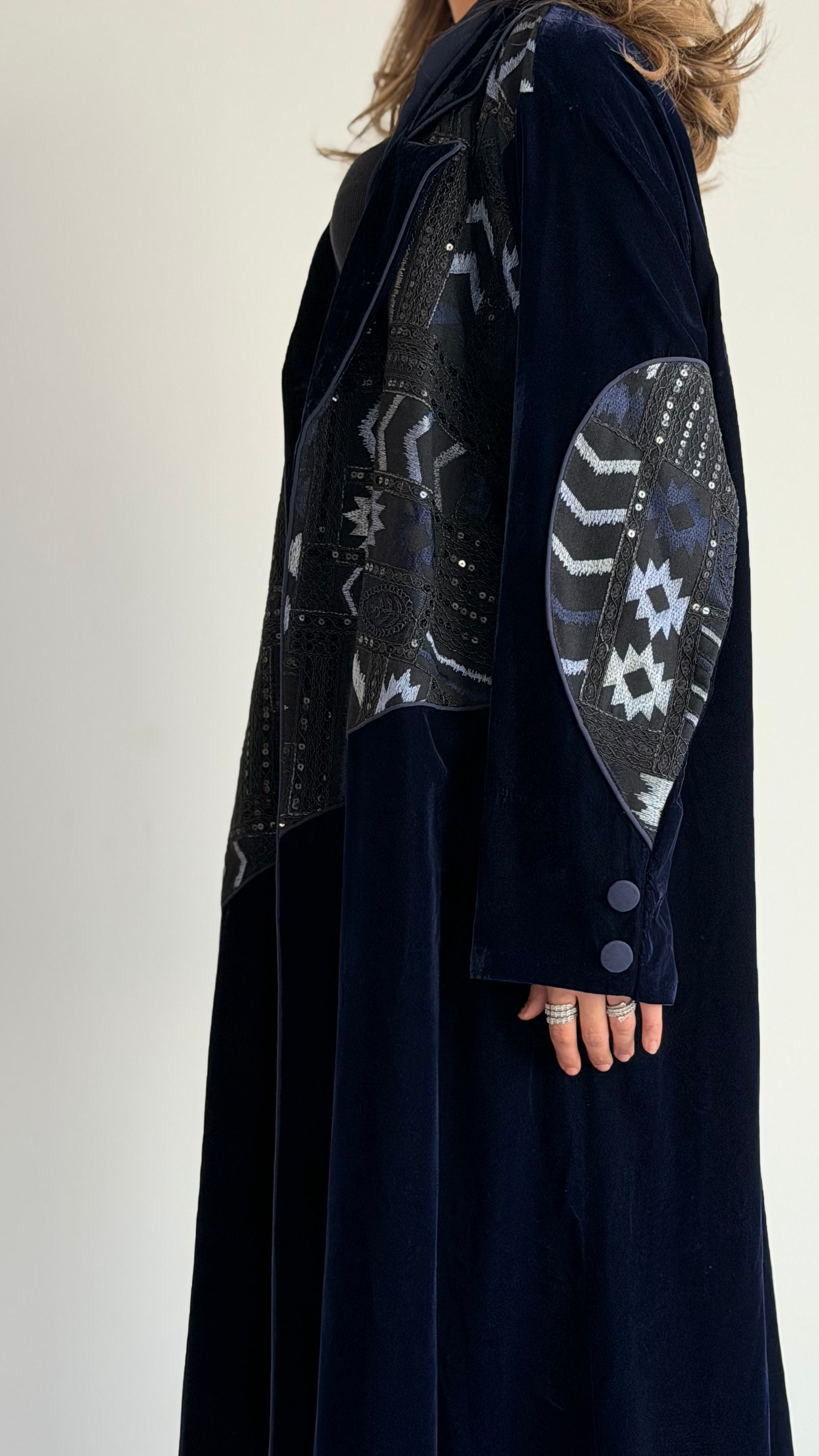 MWT546 - عباية مخمل كحلي مع تطريز هندي - Aya