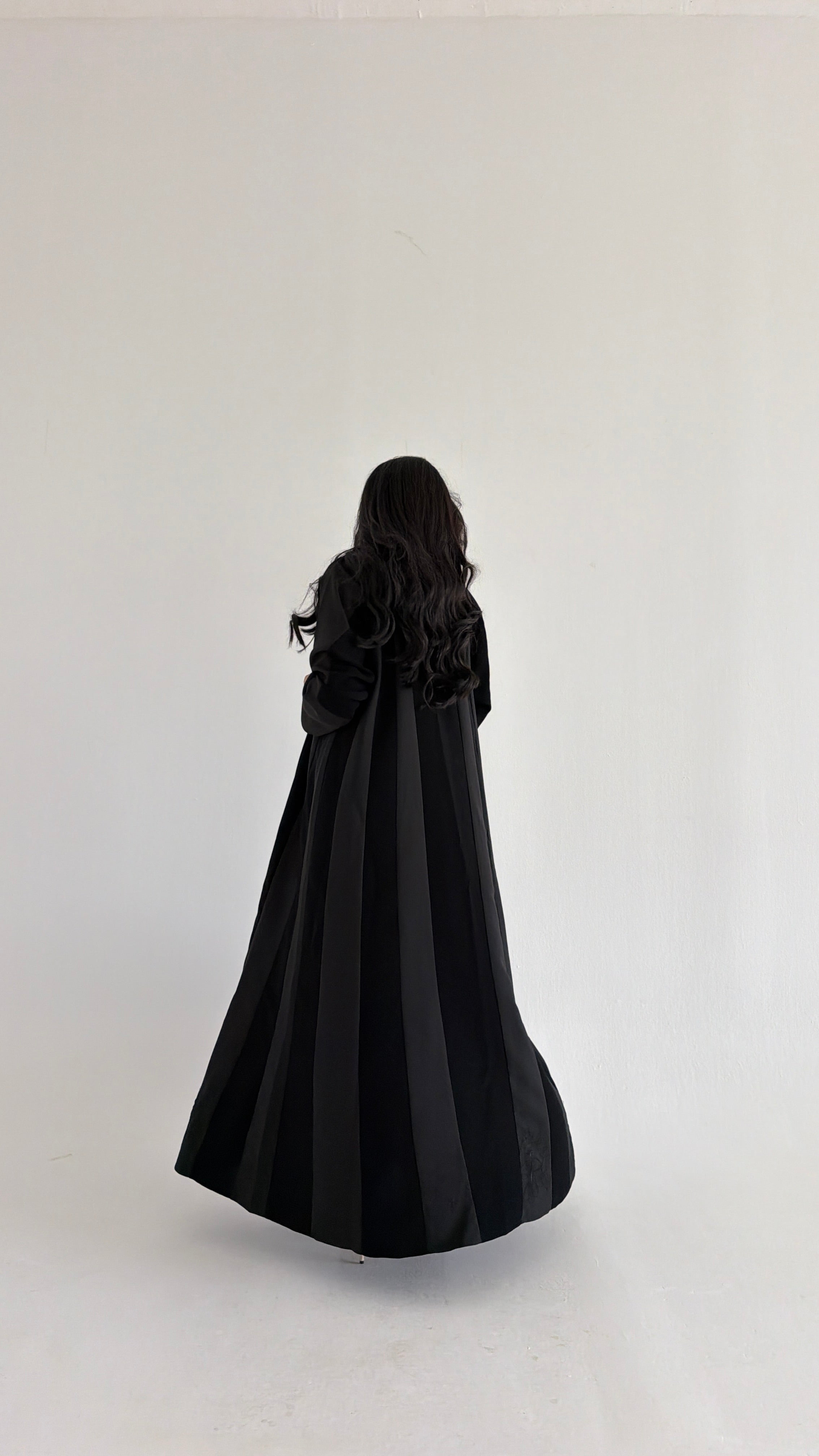 MW2019 - عبايه كريب نص كلوش مع اضافة قماش باربي بتطريز على القماش - Aya