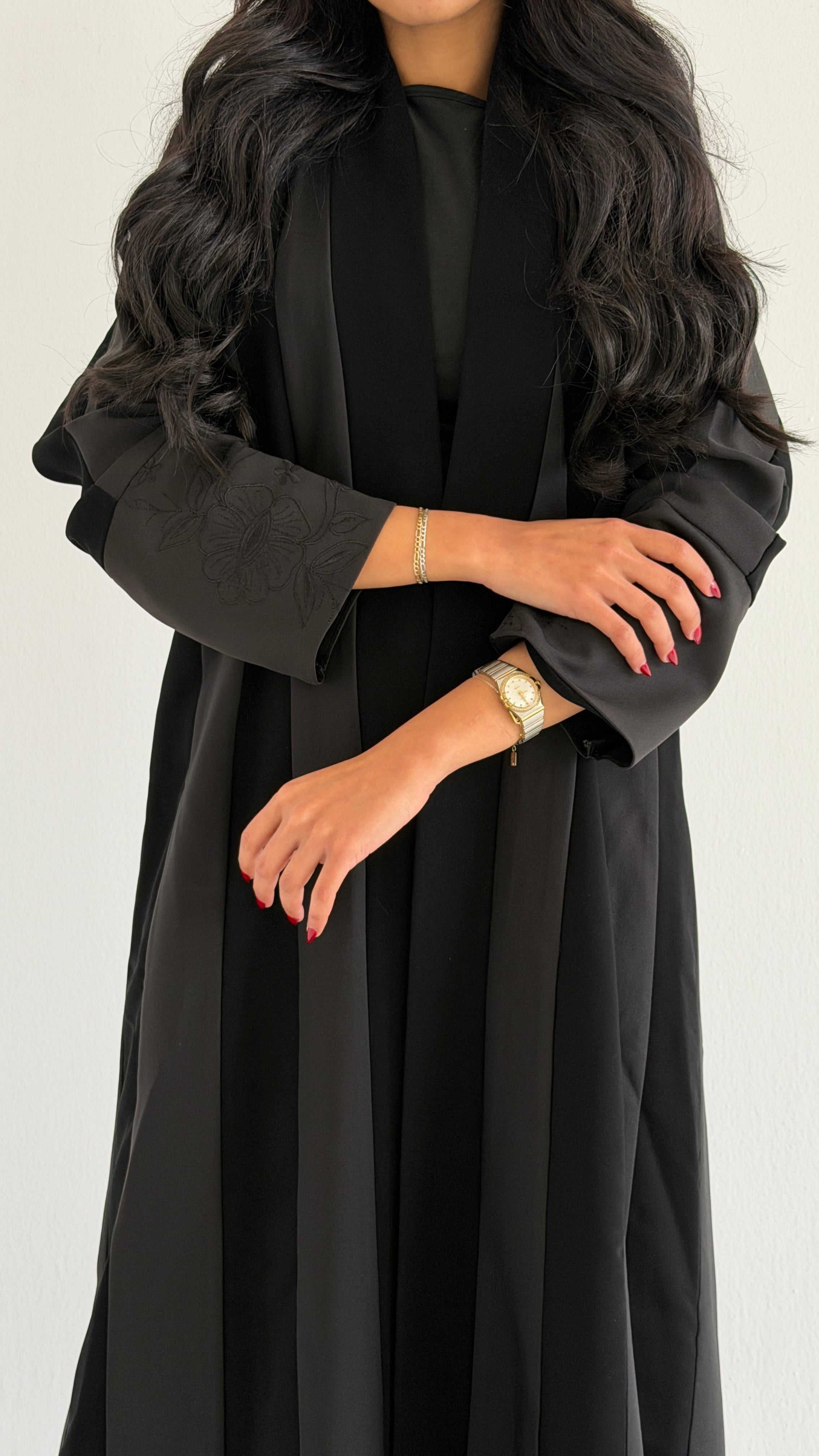 MW2019 - عبايه كريب نص كلوش مع اضافة قماش باربي بتطريز على القماش - Aya