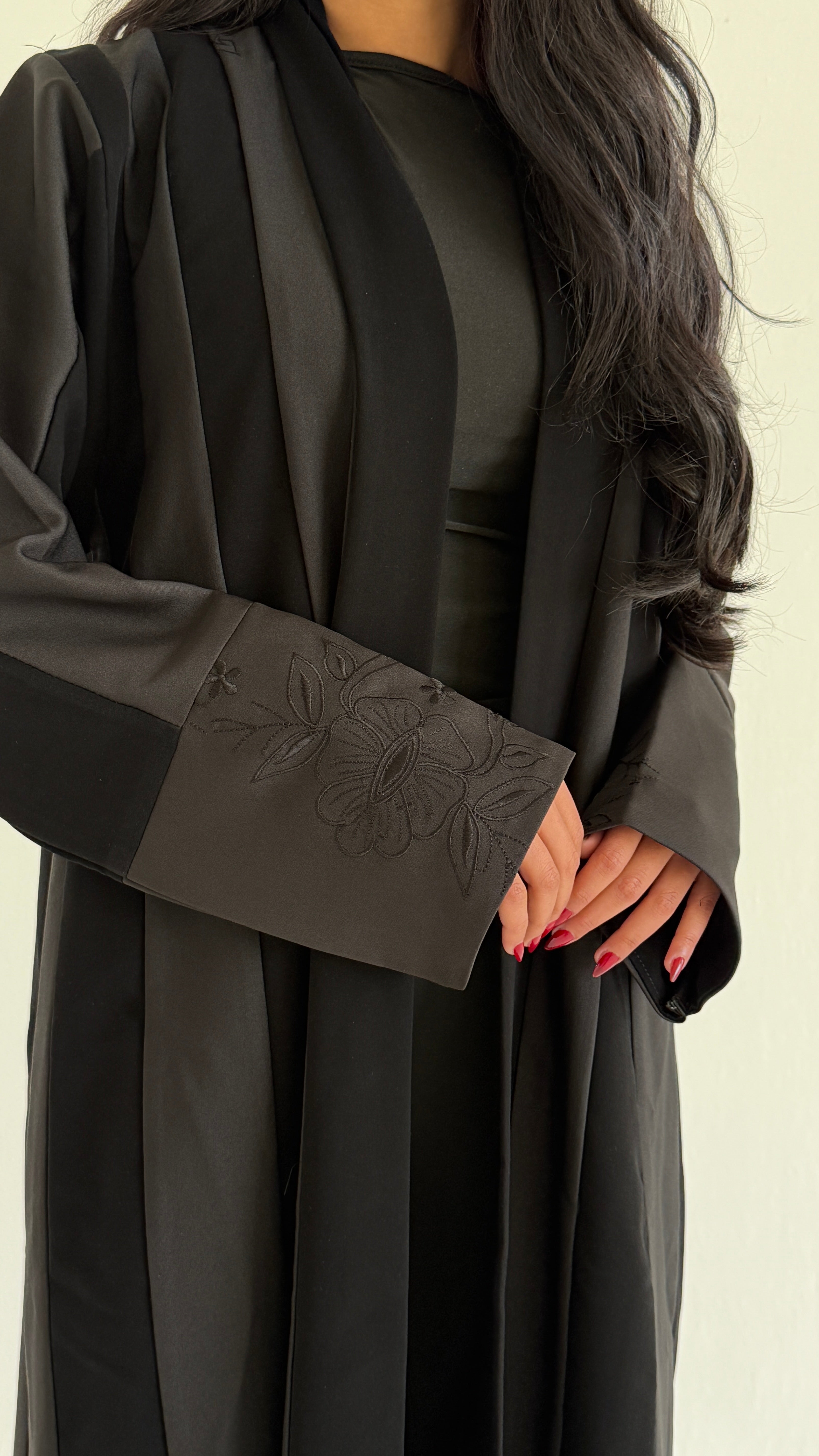 MW2019 - عبايه كريب نص كلوش مع اضافة قماش باربي بتطريز على القماش - Aya