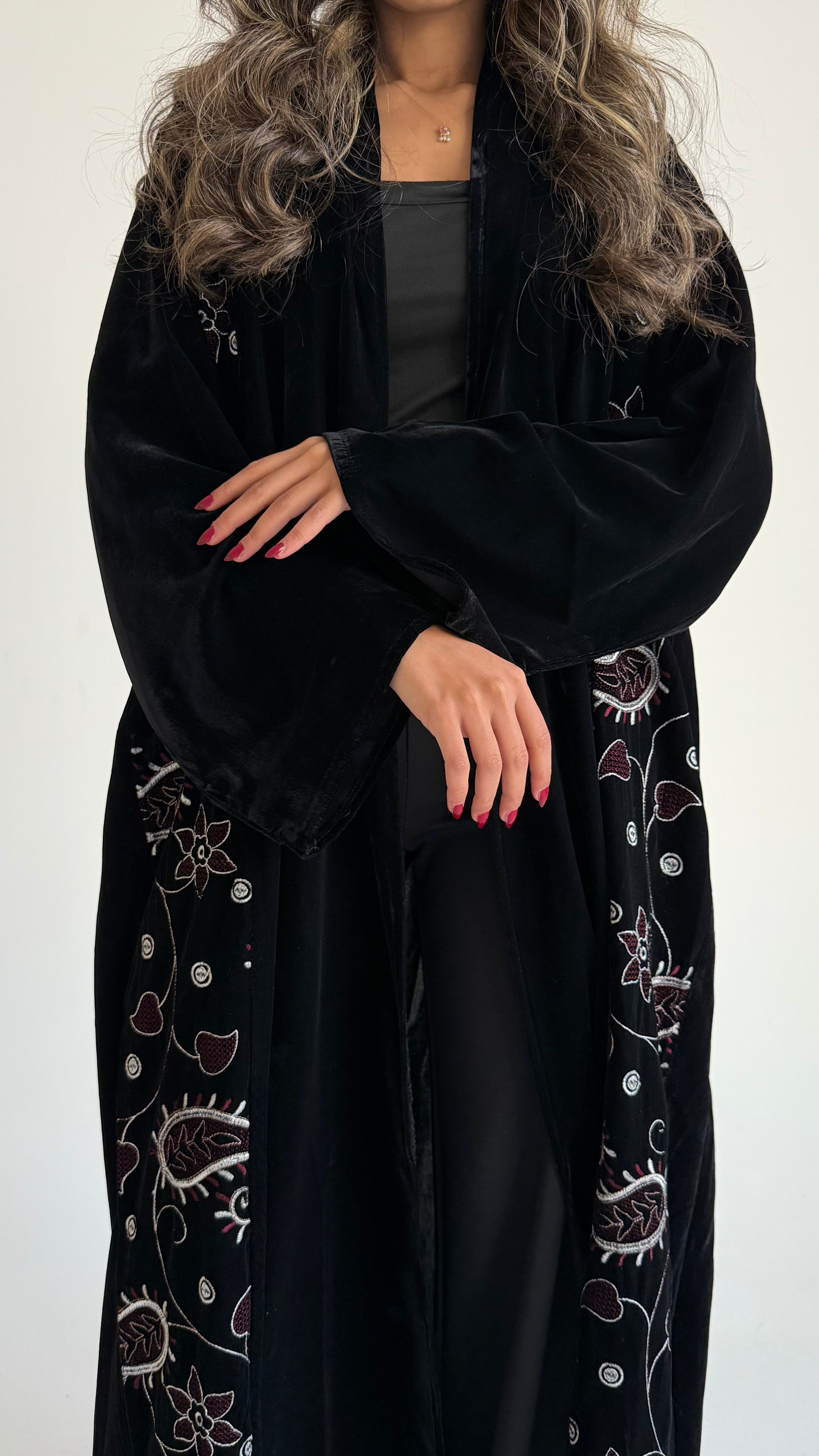 MW1802 - عباية مخمل مع اضافة تطريز كمبويتر على الجوانب - Aya