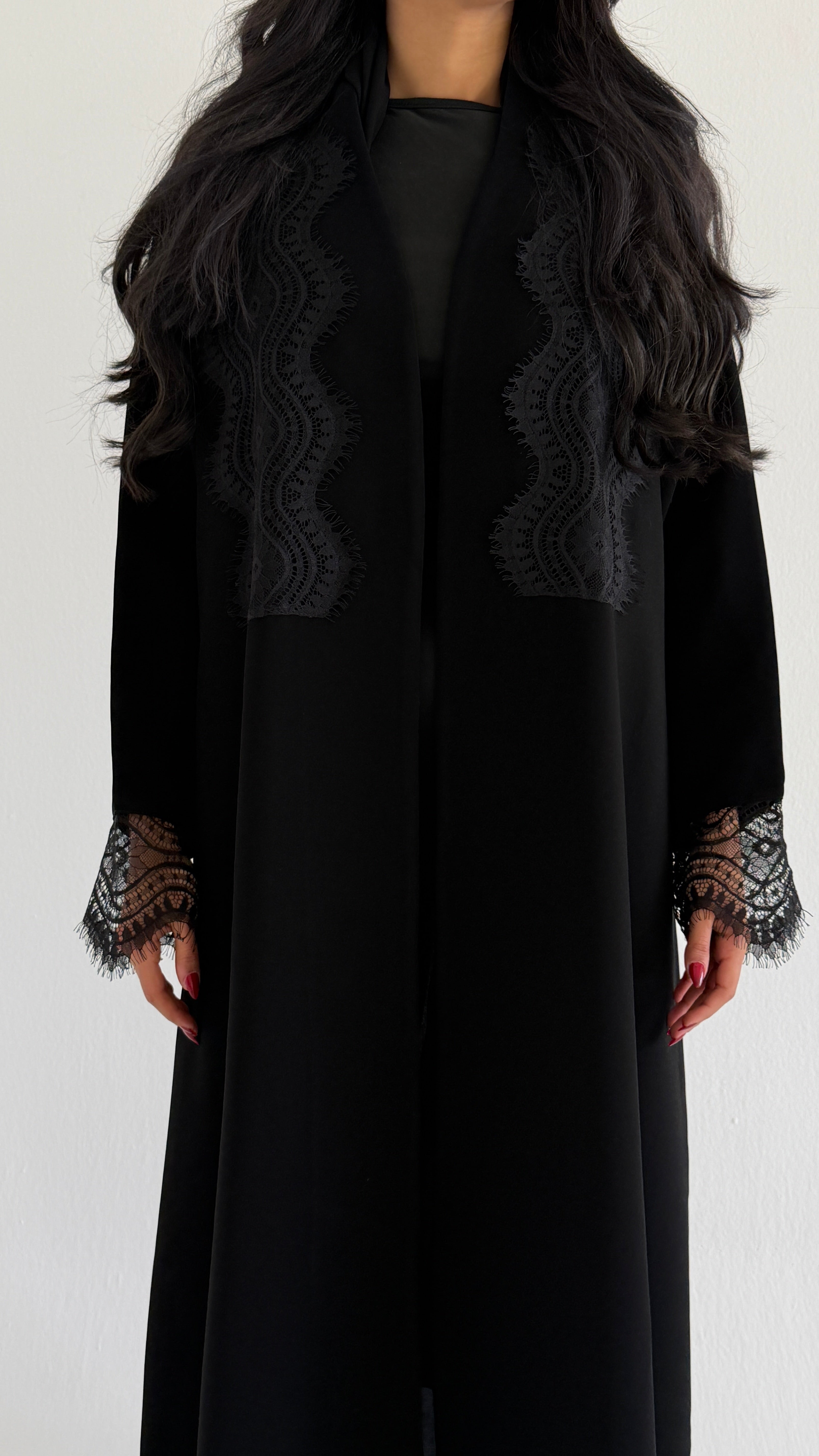 MWT1010 - عباية مع تدخيلة دانتيل بشكل راقي - Aya