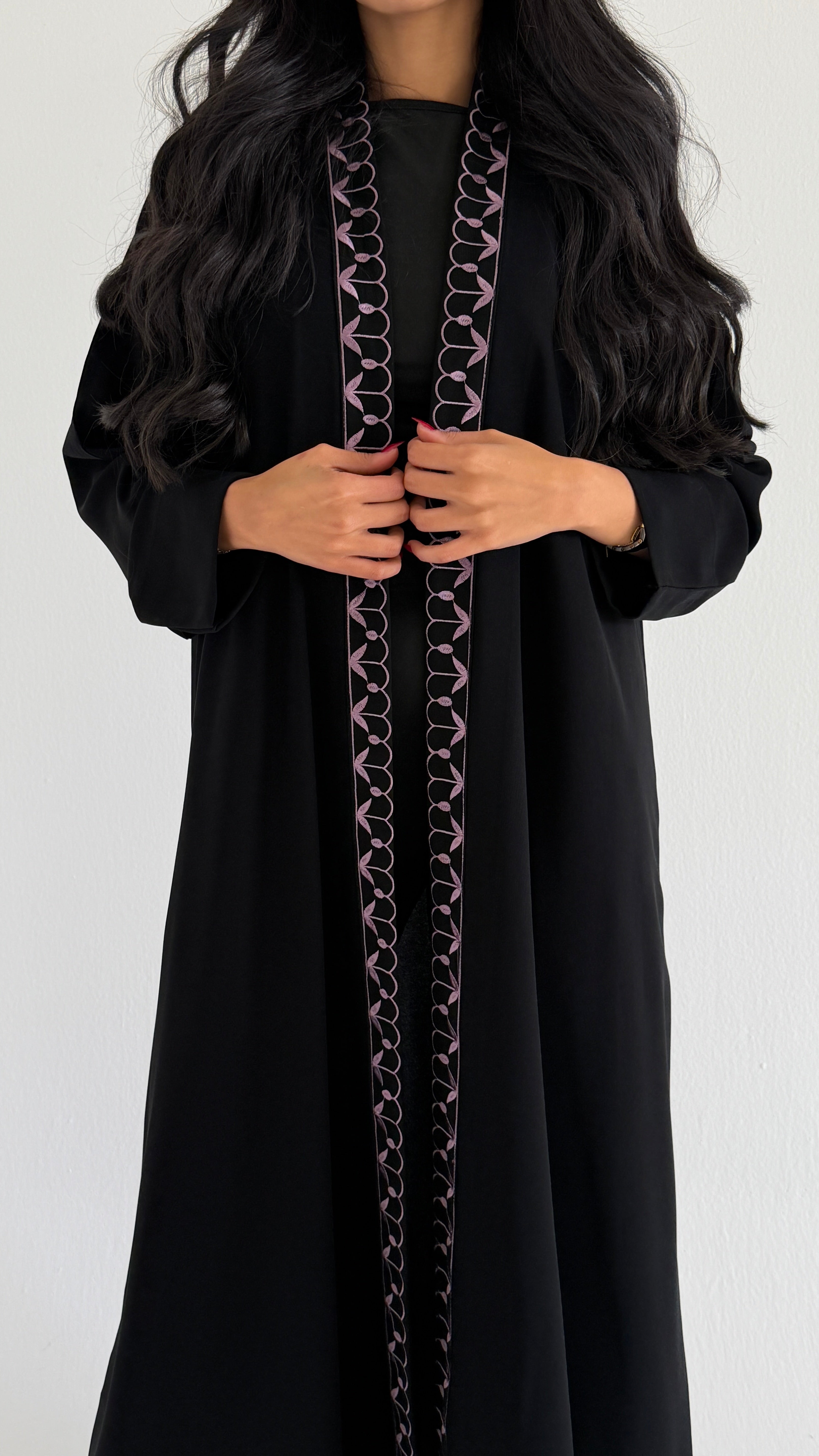 MWT1018 - عبايه اسود مع تطريز من الامام - Aya