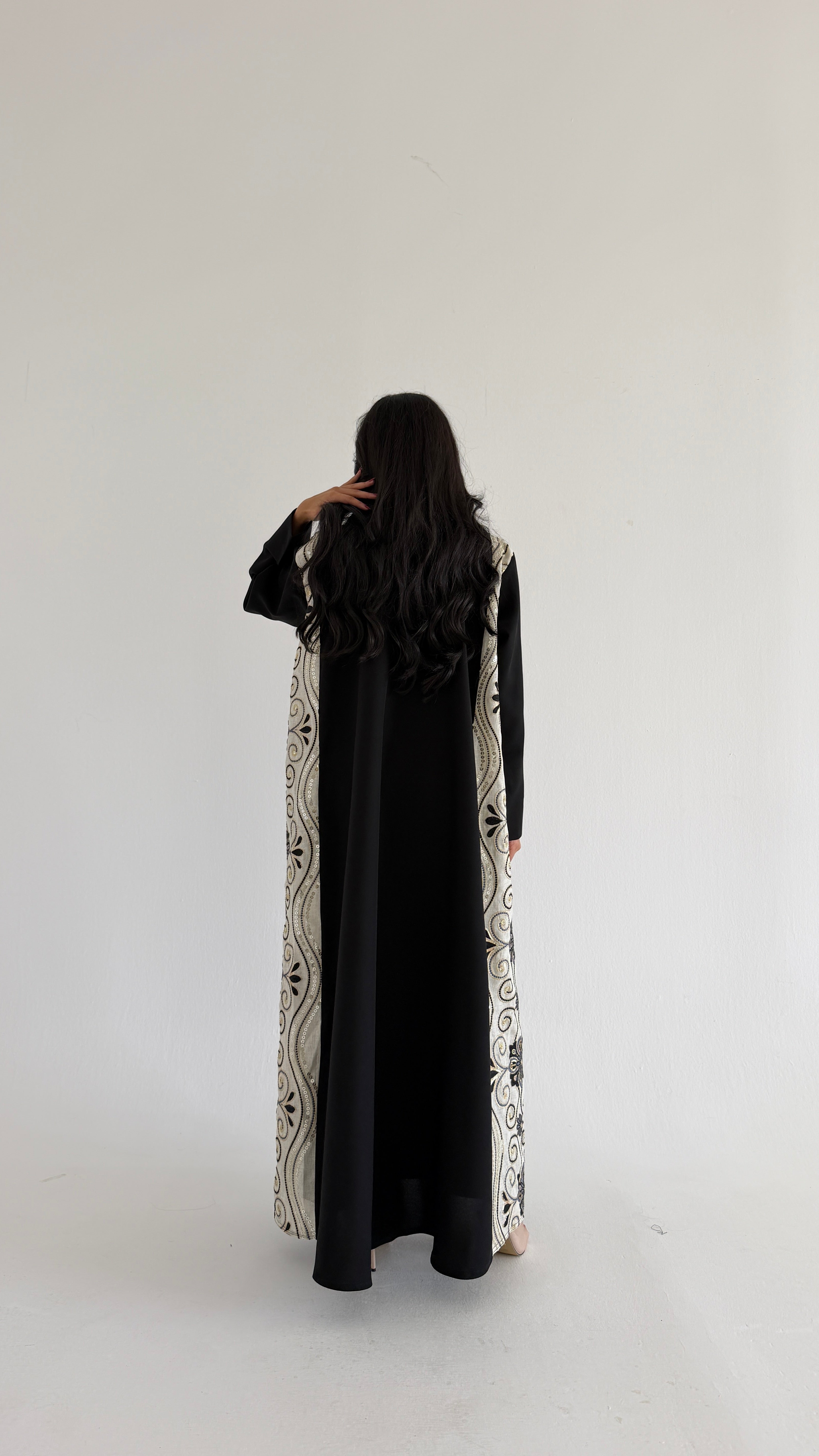 MWT1026 - عباية كريب مع تدخيله لنن تطريز - Aya