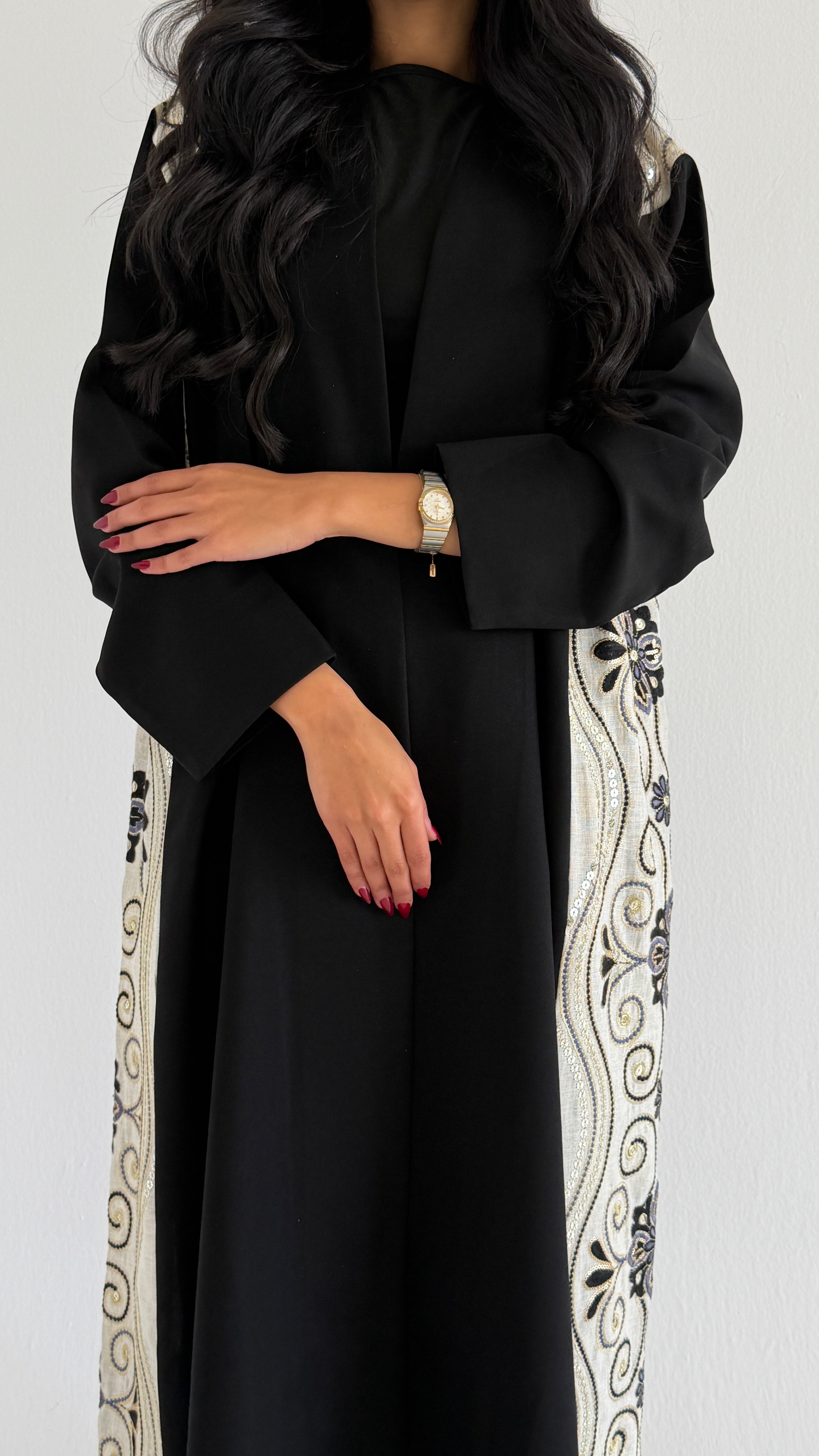 MWT1026 - عباية كريب مع تدخيله لنن تطريز - Aya