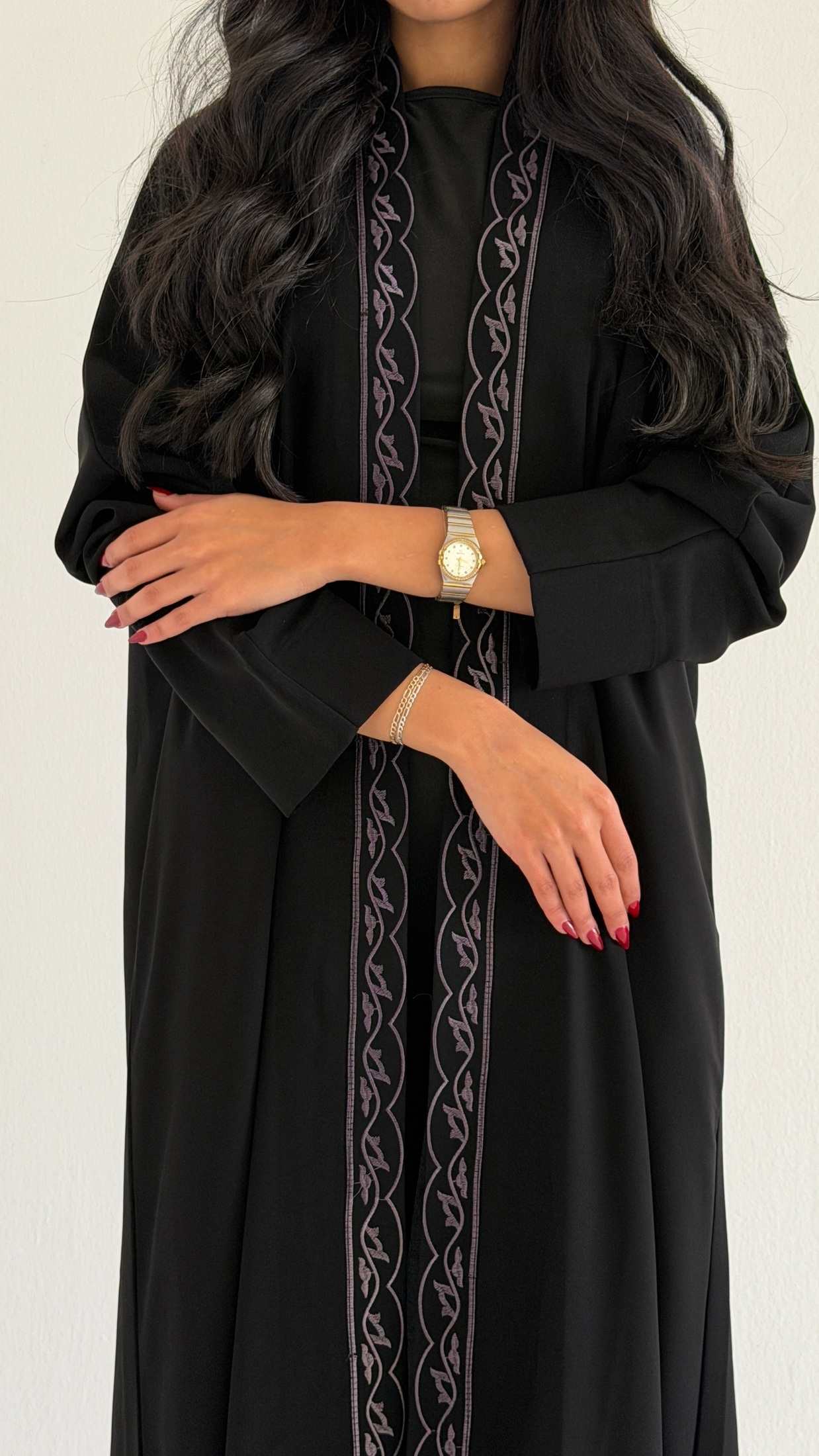 MWT1019 - عبايه اسود مع تطريز من الامام - Aya