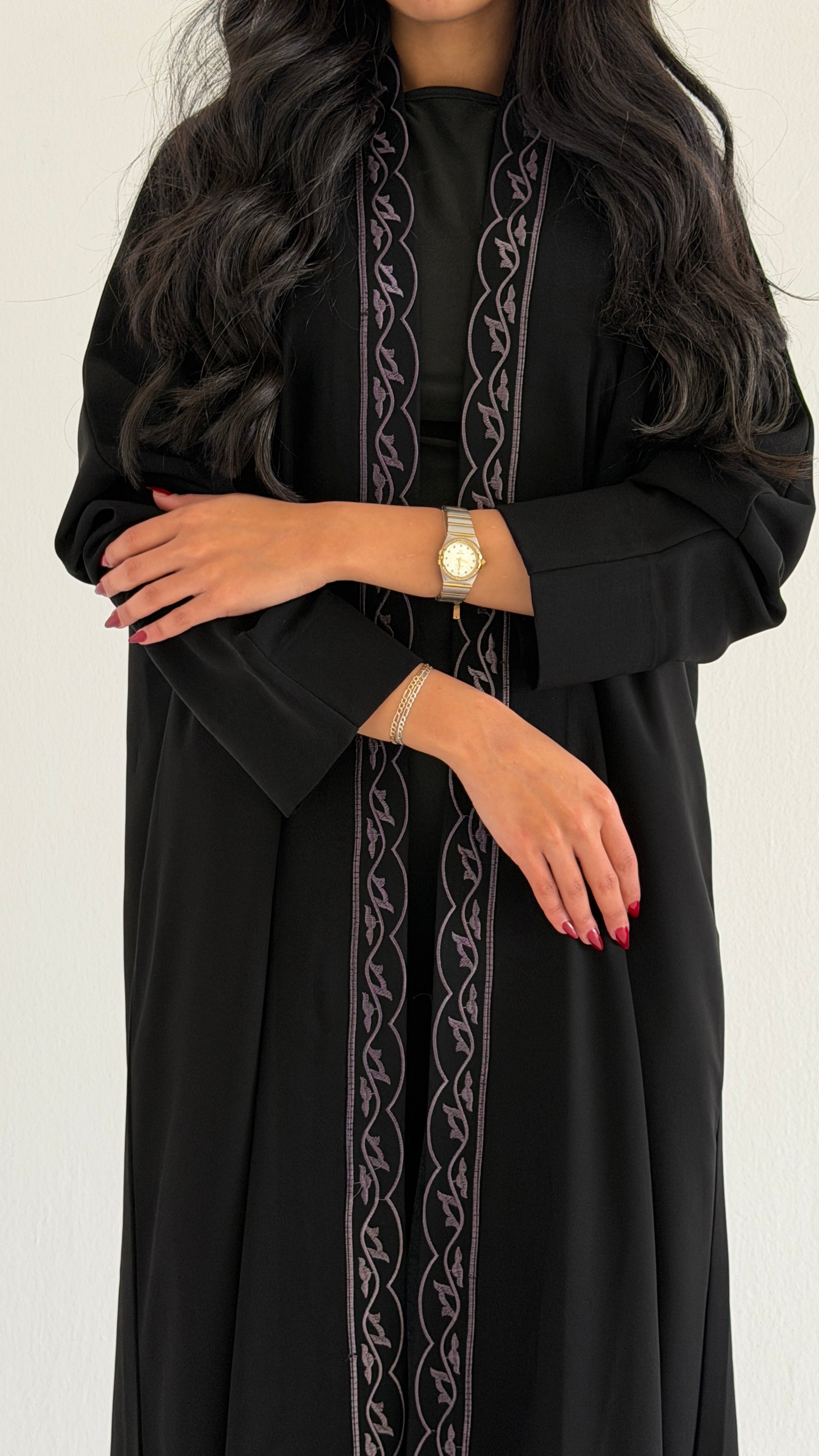 MWT1019 - عبايه اسود مع تطريز من الامام - Aya