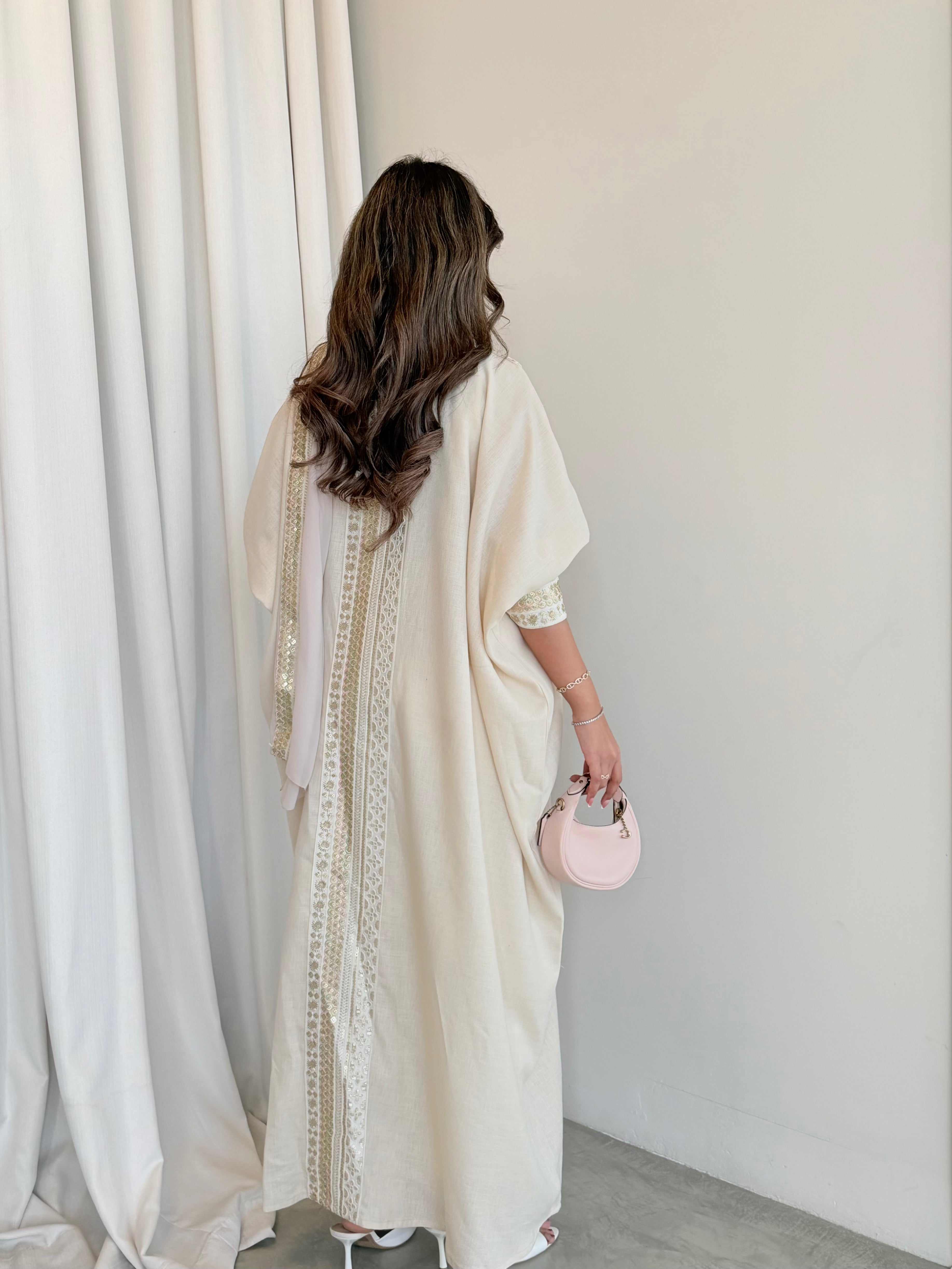 MWT5028 -لينن بيج قصة نص بشت مع كلفه مطرزه بالطرحة الأمام والأكمام والخلف - Aya