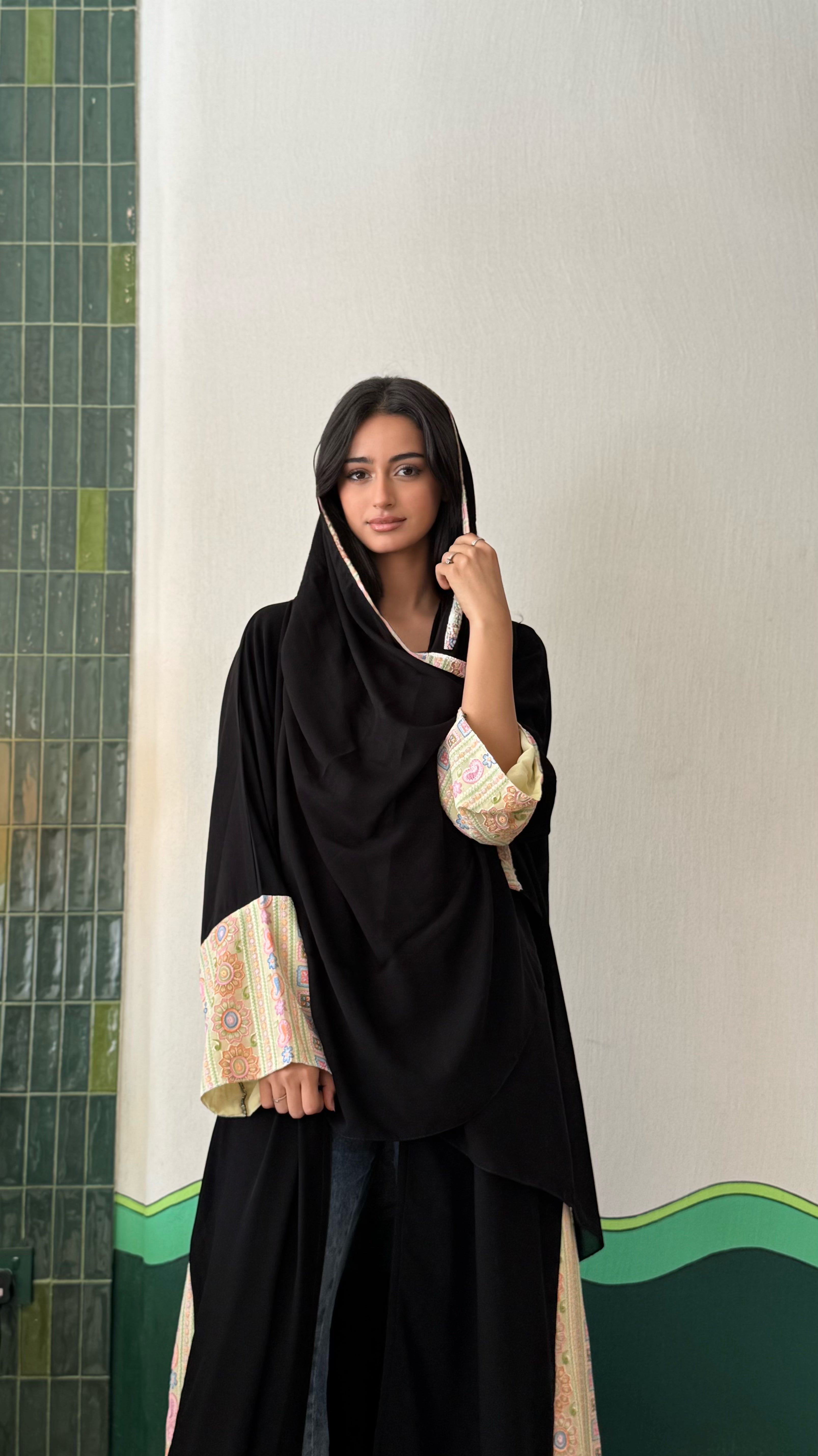 MWT430 - عباية سواد مع تدخيلة ملونه - Aya