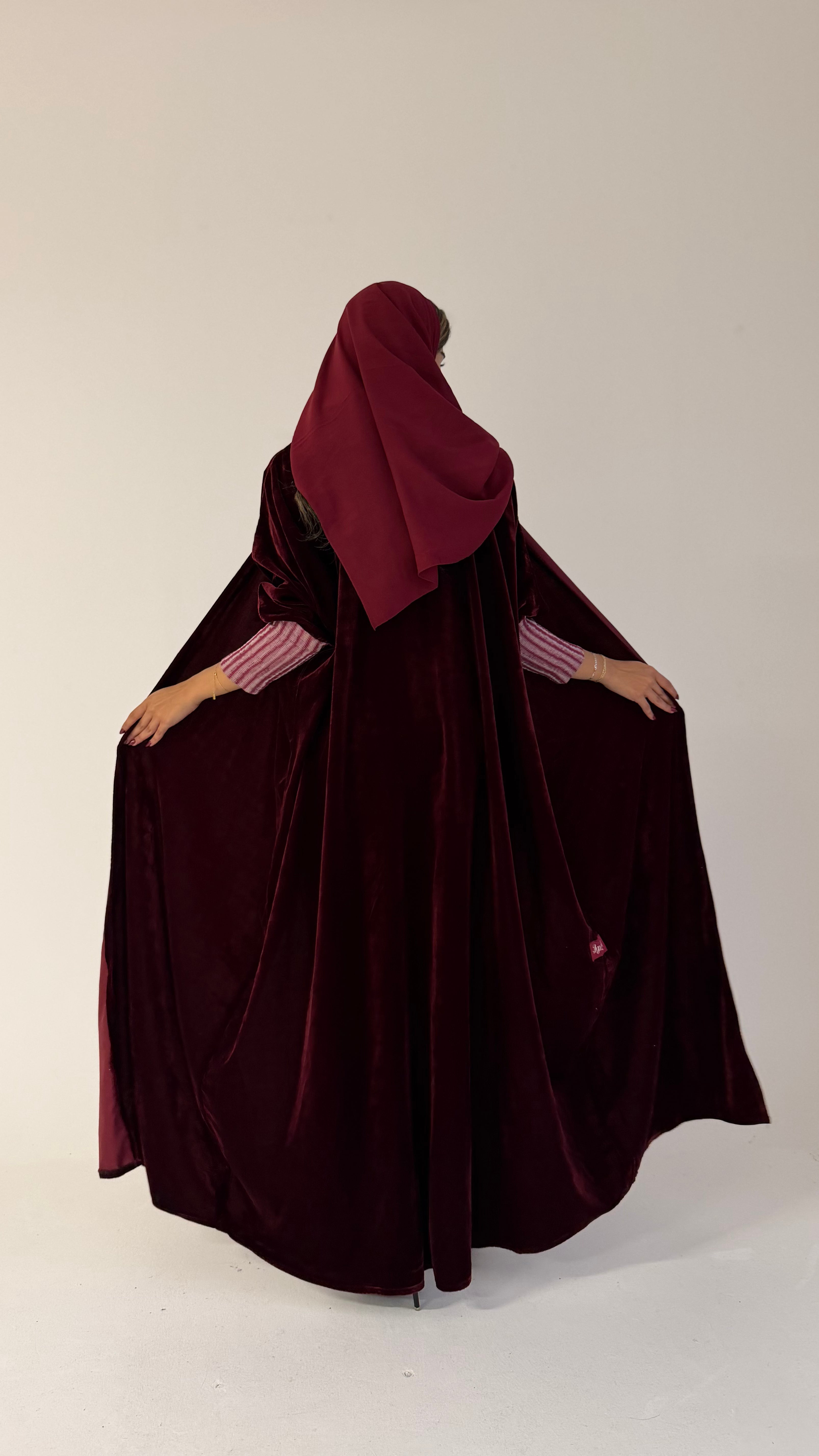 MWT525 - عباية عنابية مخمل بأكمام استرتش - Aya