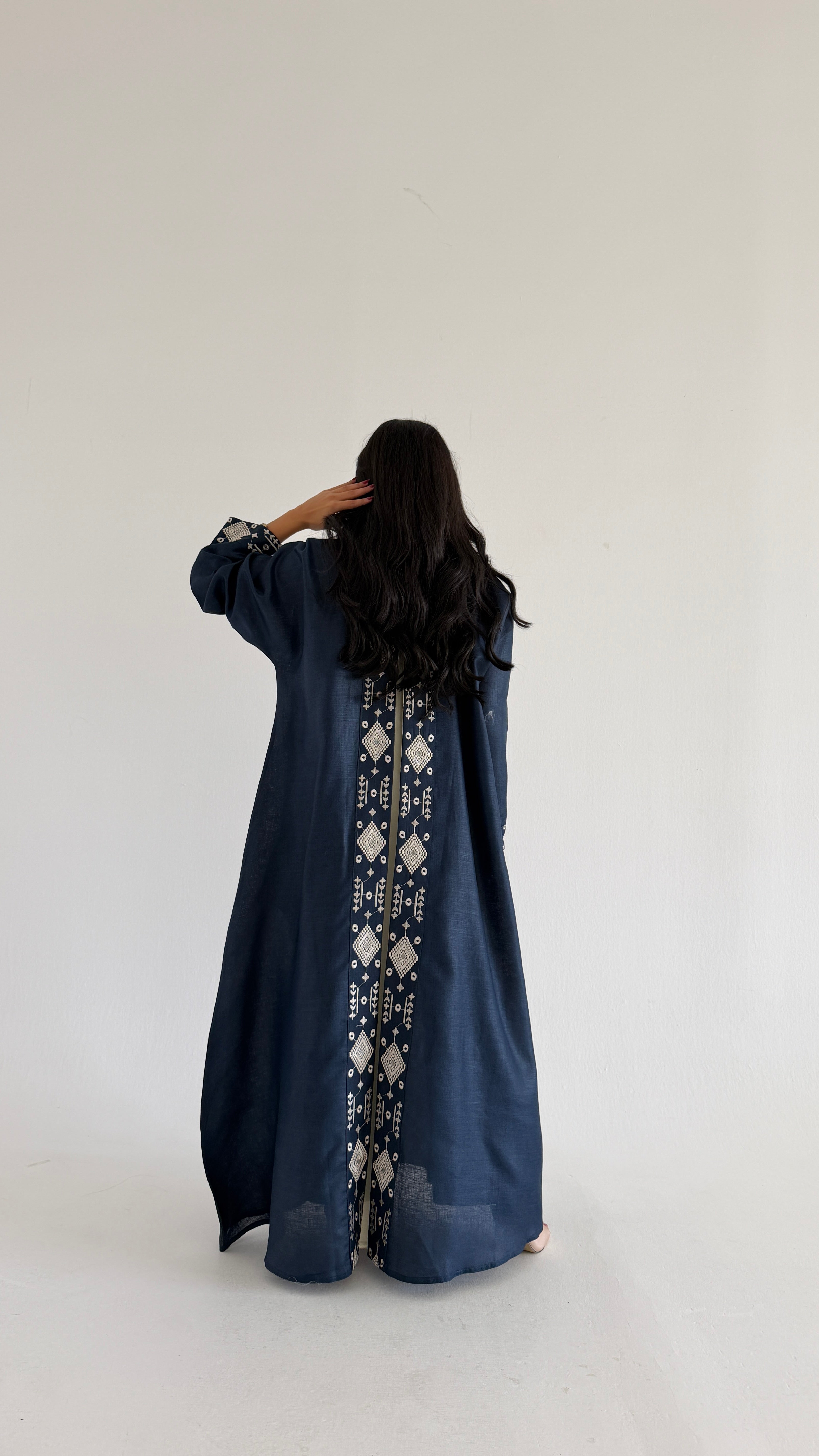 MWT1028 - عبايه لنن تطريز مع تدخيلة شانتون - Aya