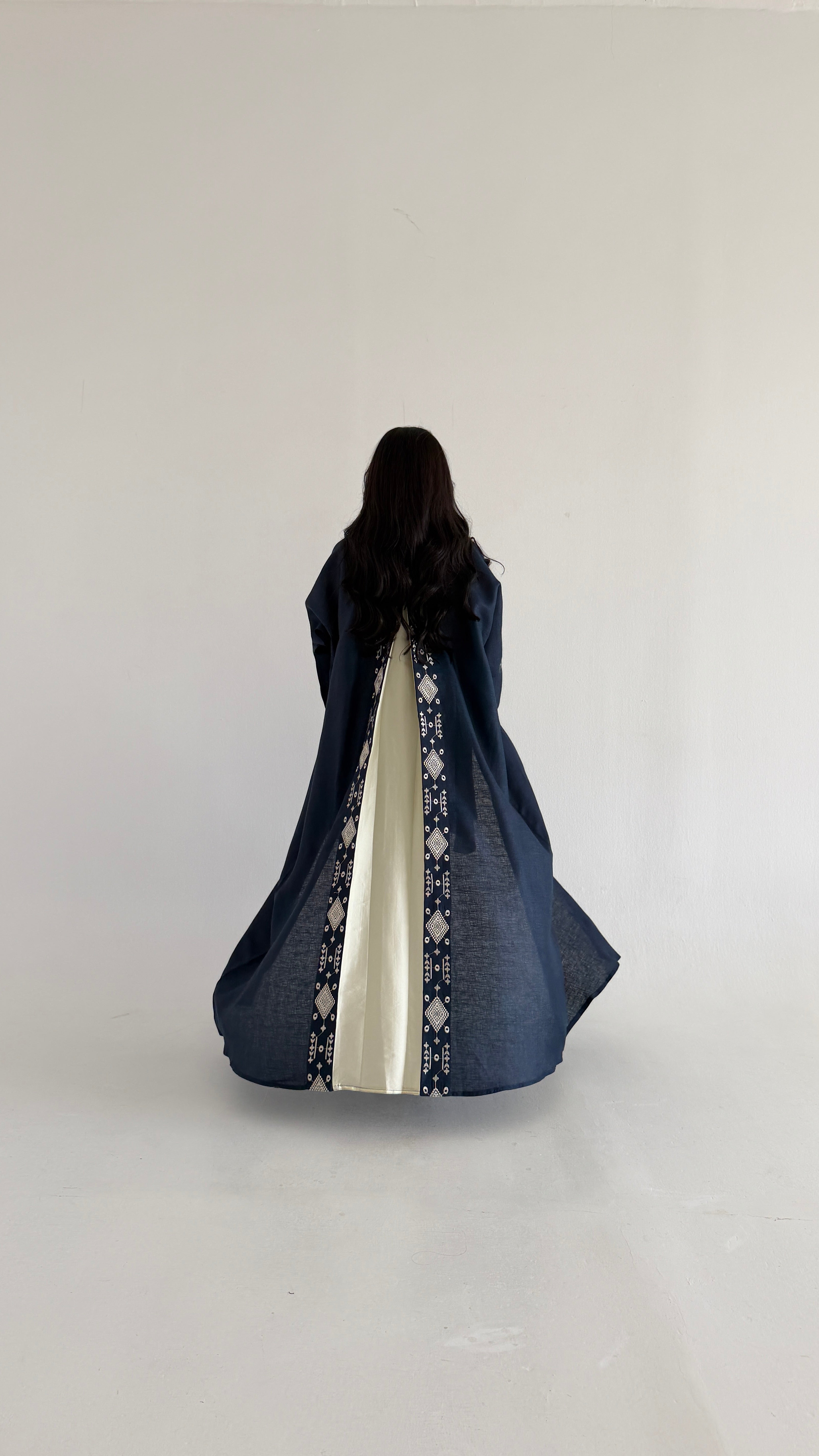 MWT1028 - عبايه لنن تطريز مع تدخيلة شانتون - Aya