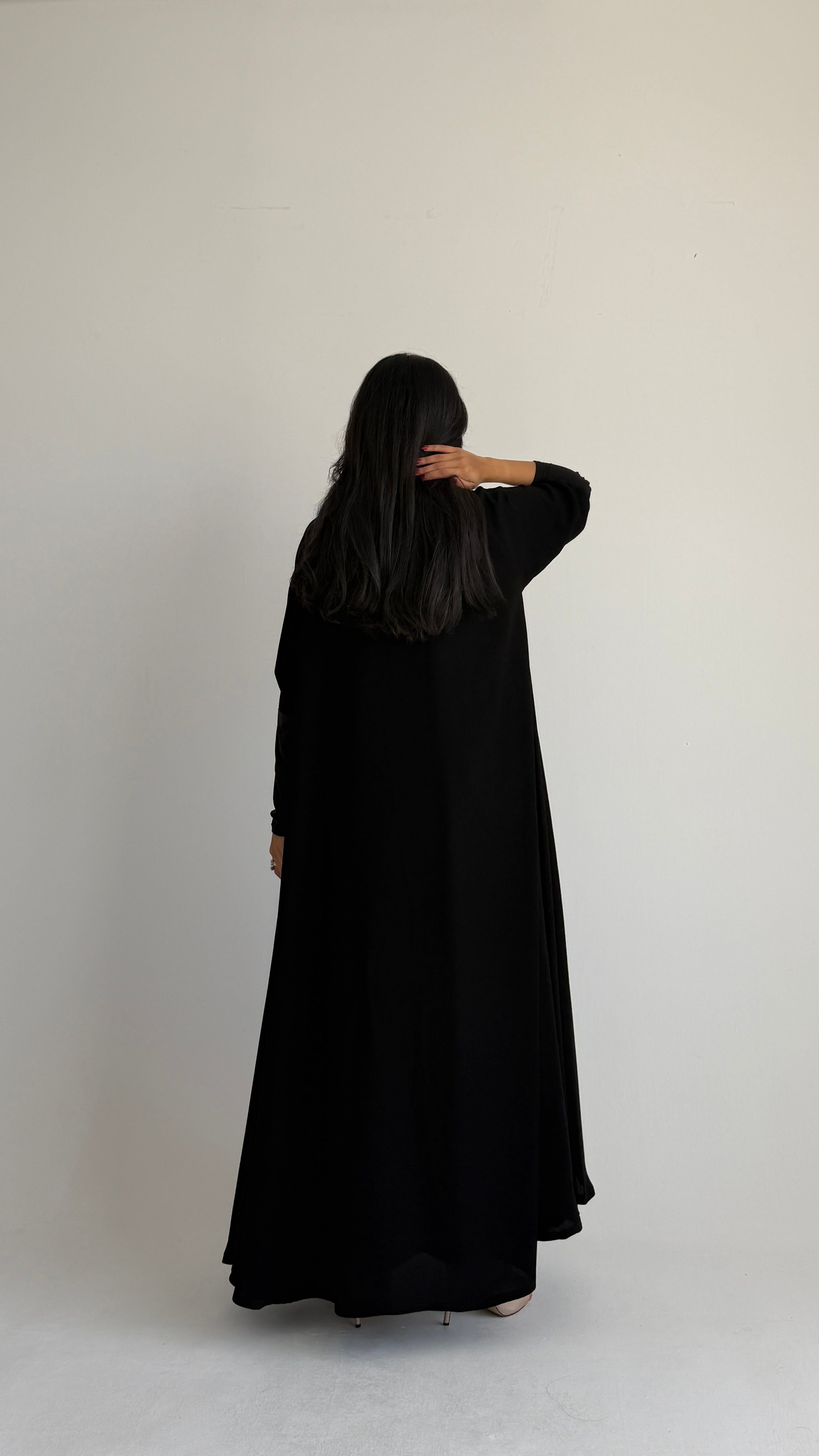 MW2205 - عبايه سوداء بقصه دبل كلوش مع اضافه تطريز - Aya