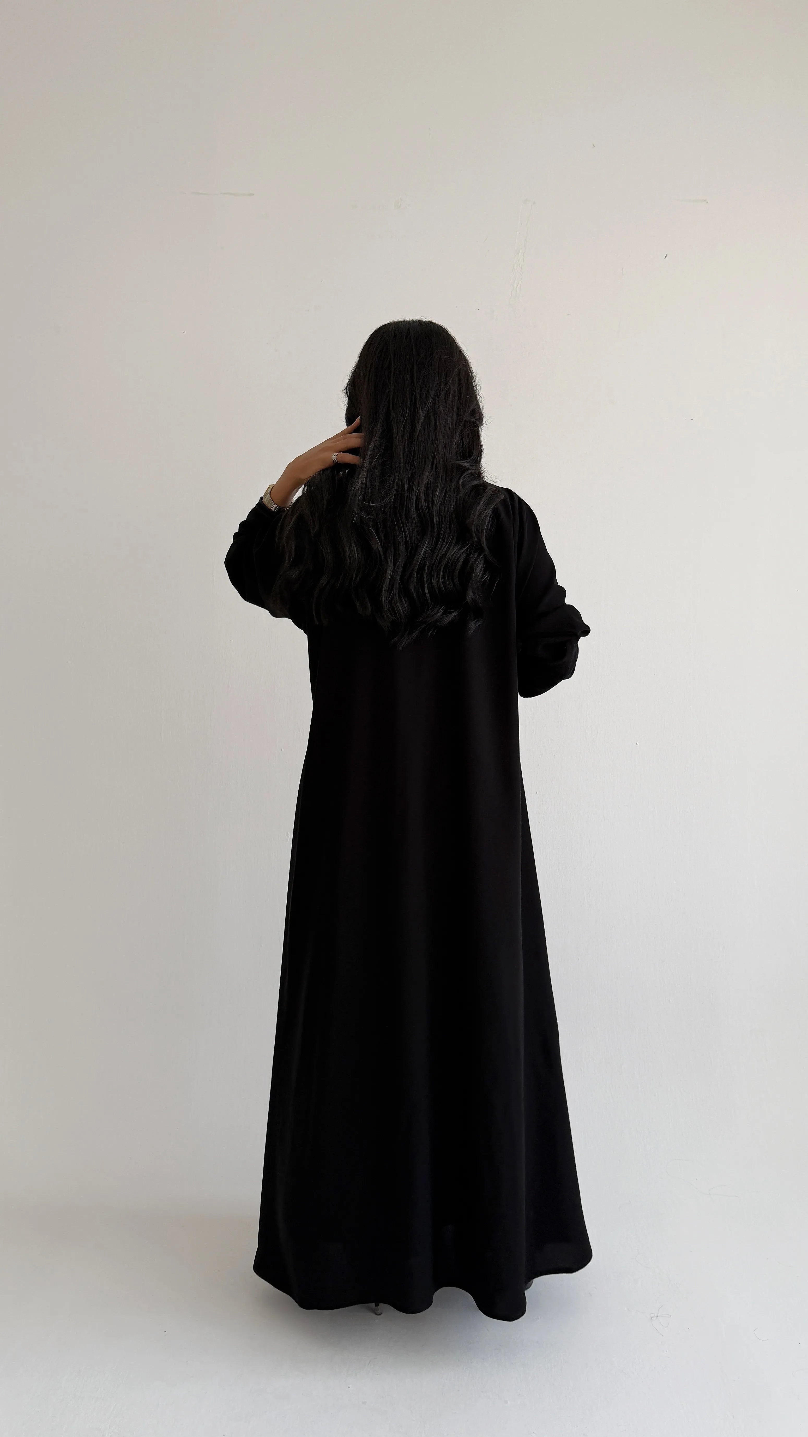 MWT1258 - عباية اسود بتدخيله بالامام - Aya