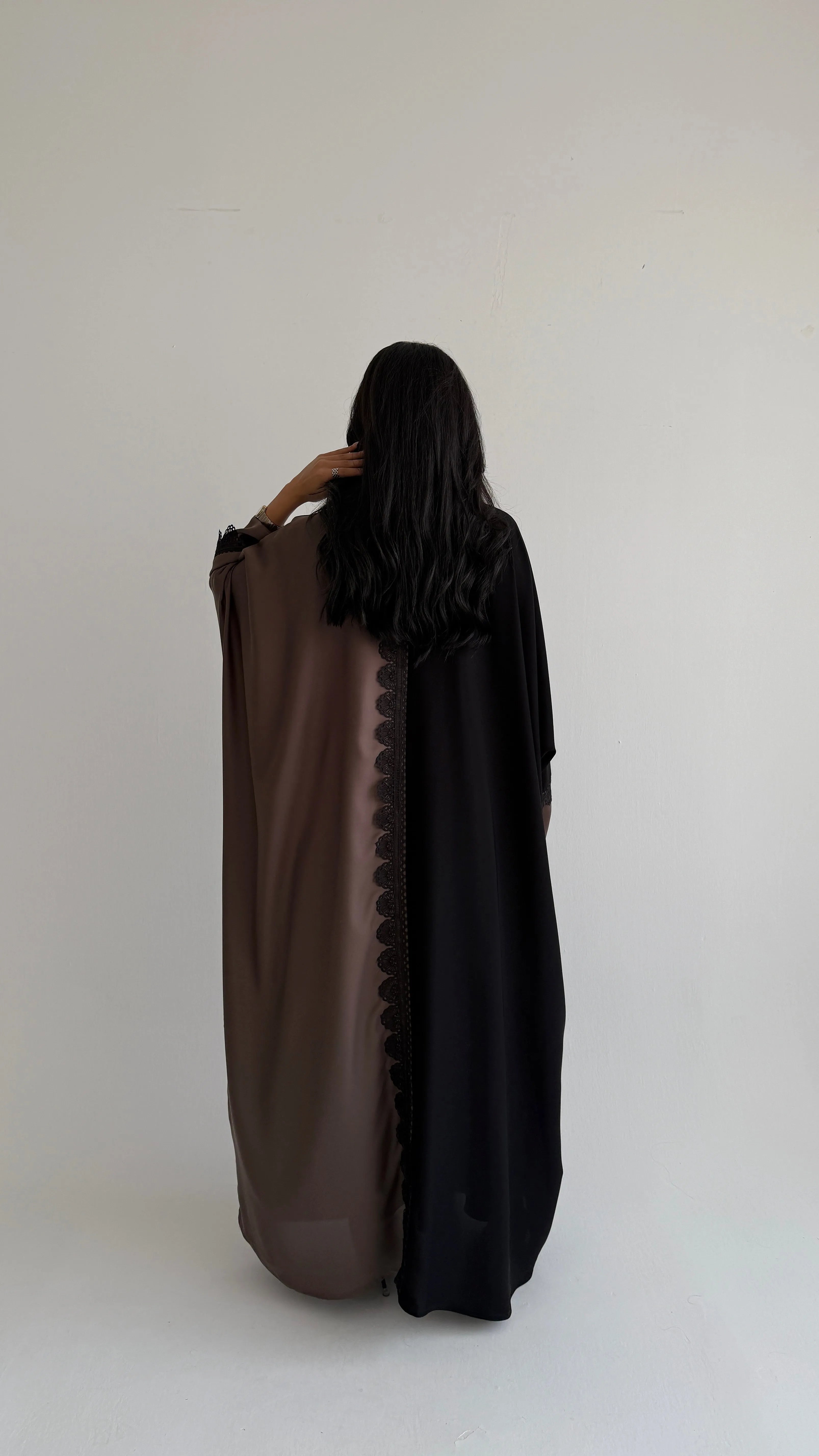 MWT5219 - عبايه يومية مع تدخيلات كلفة اسود - Aya