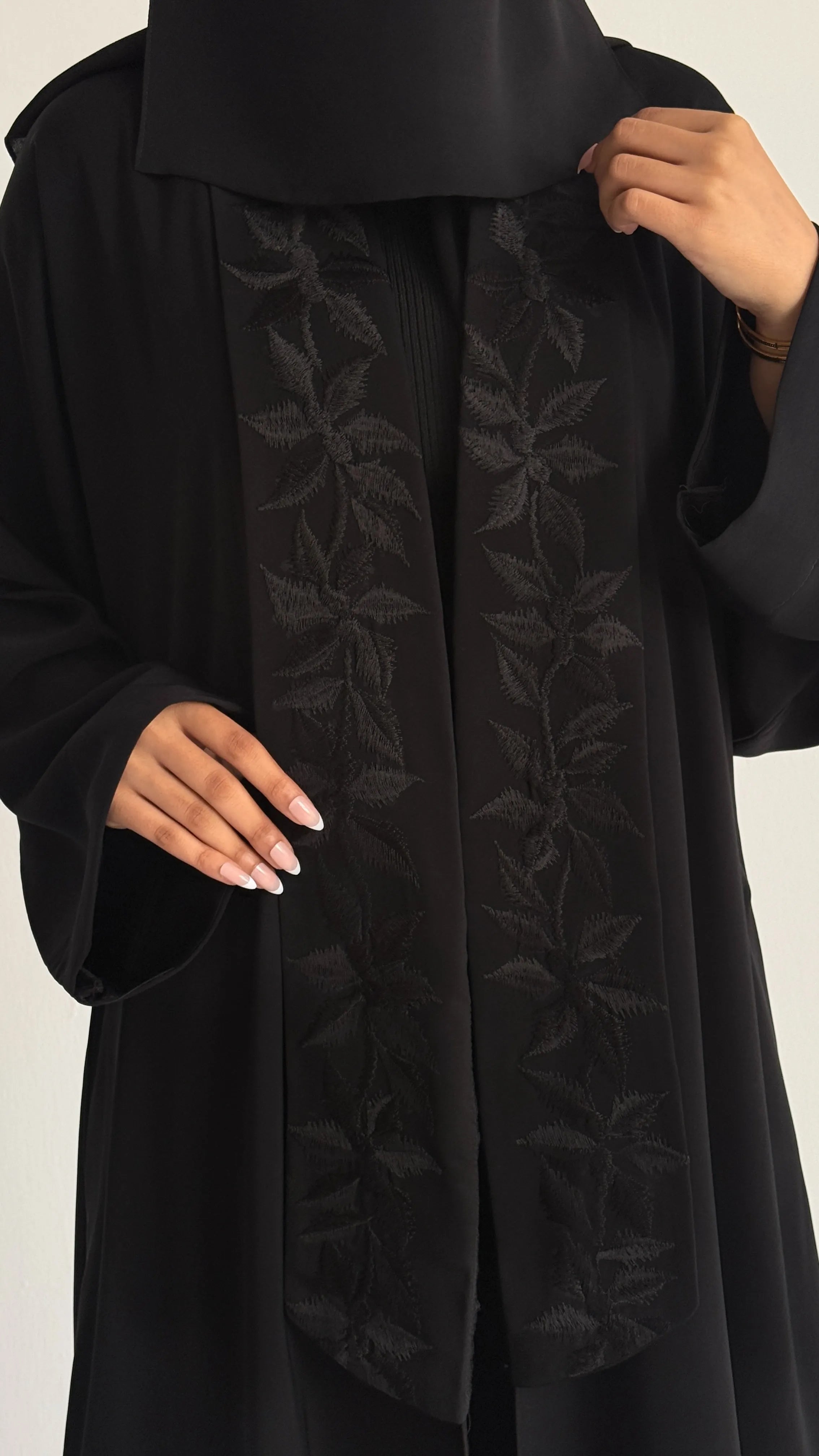 MWT4074 - عباية تطريز سوداء