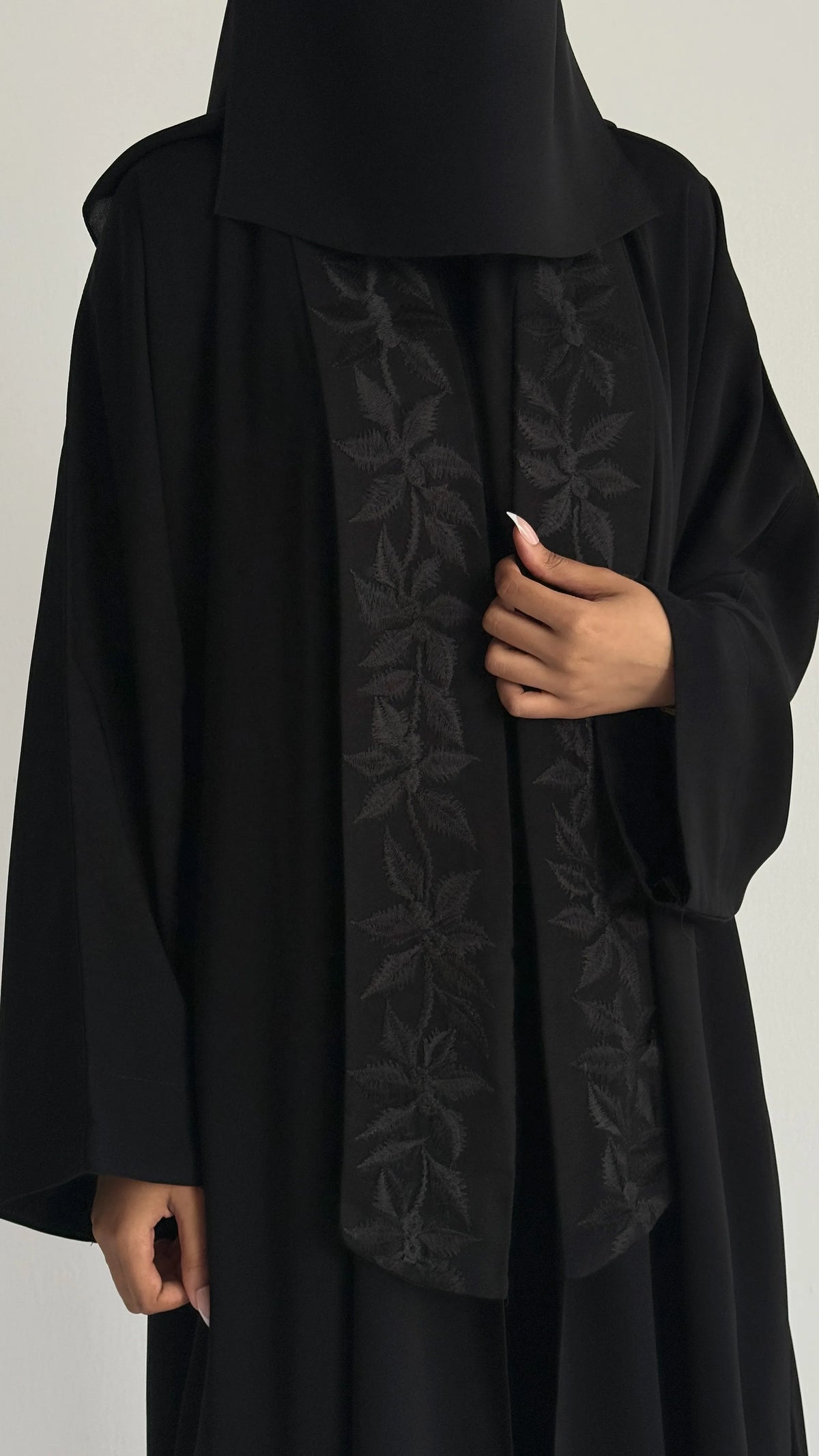 MWT4074 - عباية تطريز سوداء