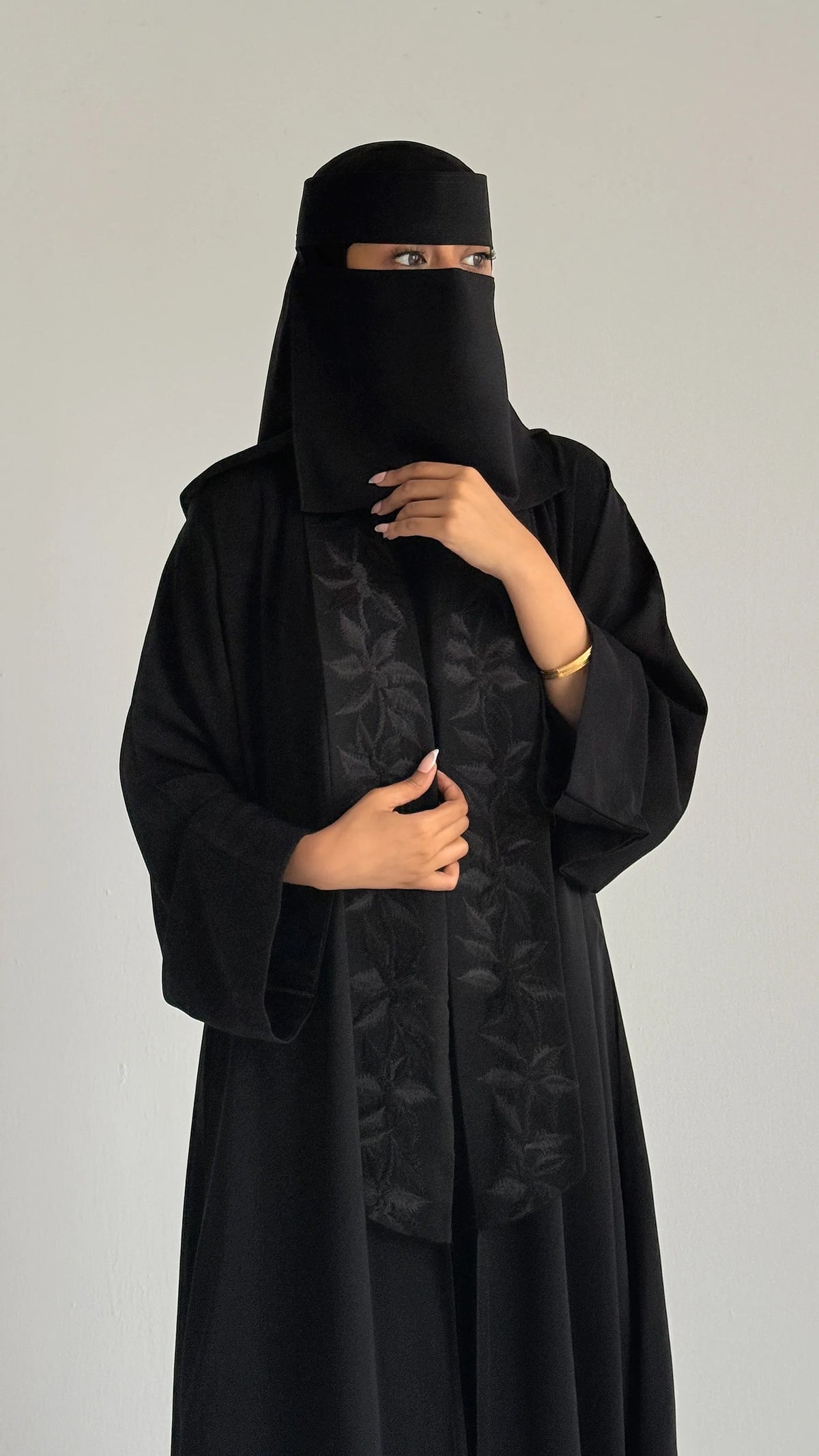 MWT4074 - عباية تطريز سوداء
