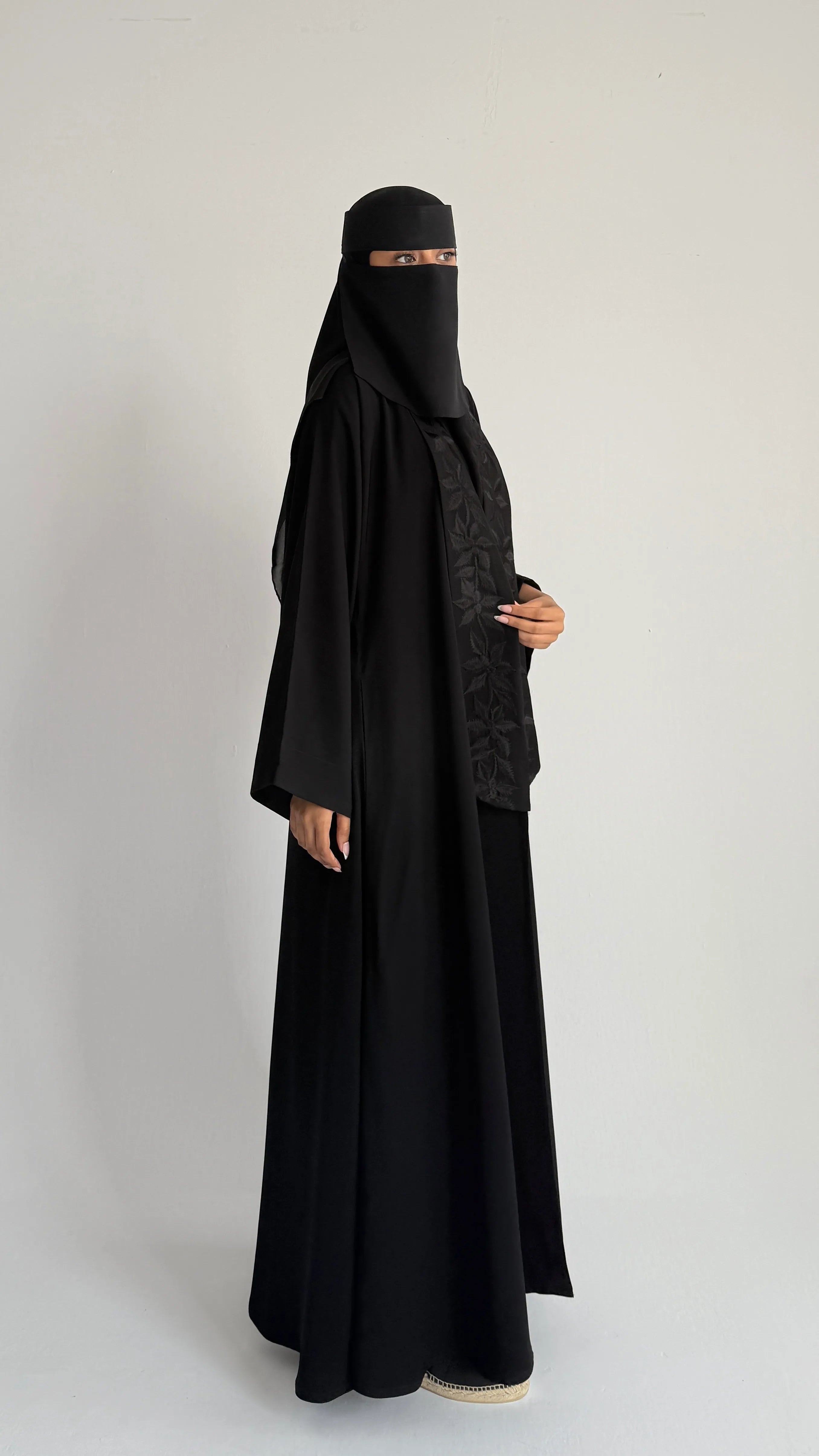 MWT4074 - عباية تطريز سوداء