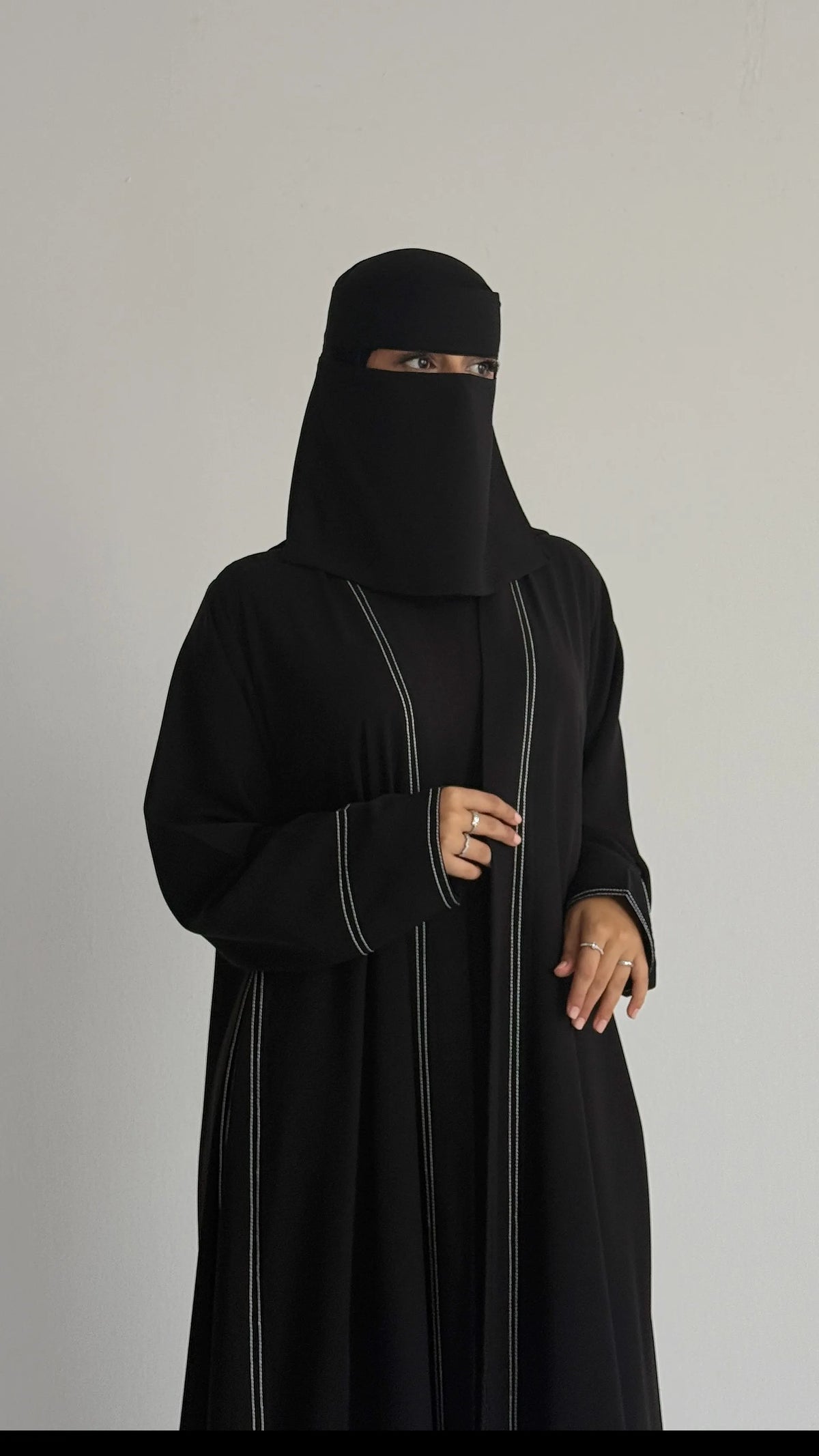 MW422 - عباية سوداء مطرزة خطوط - Aya