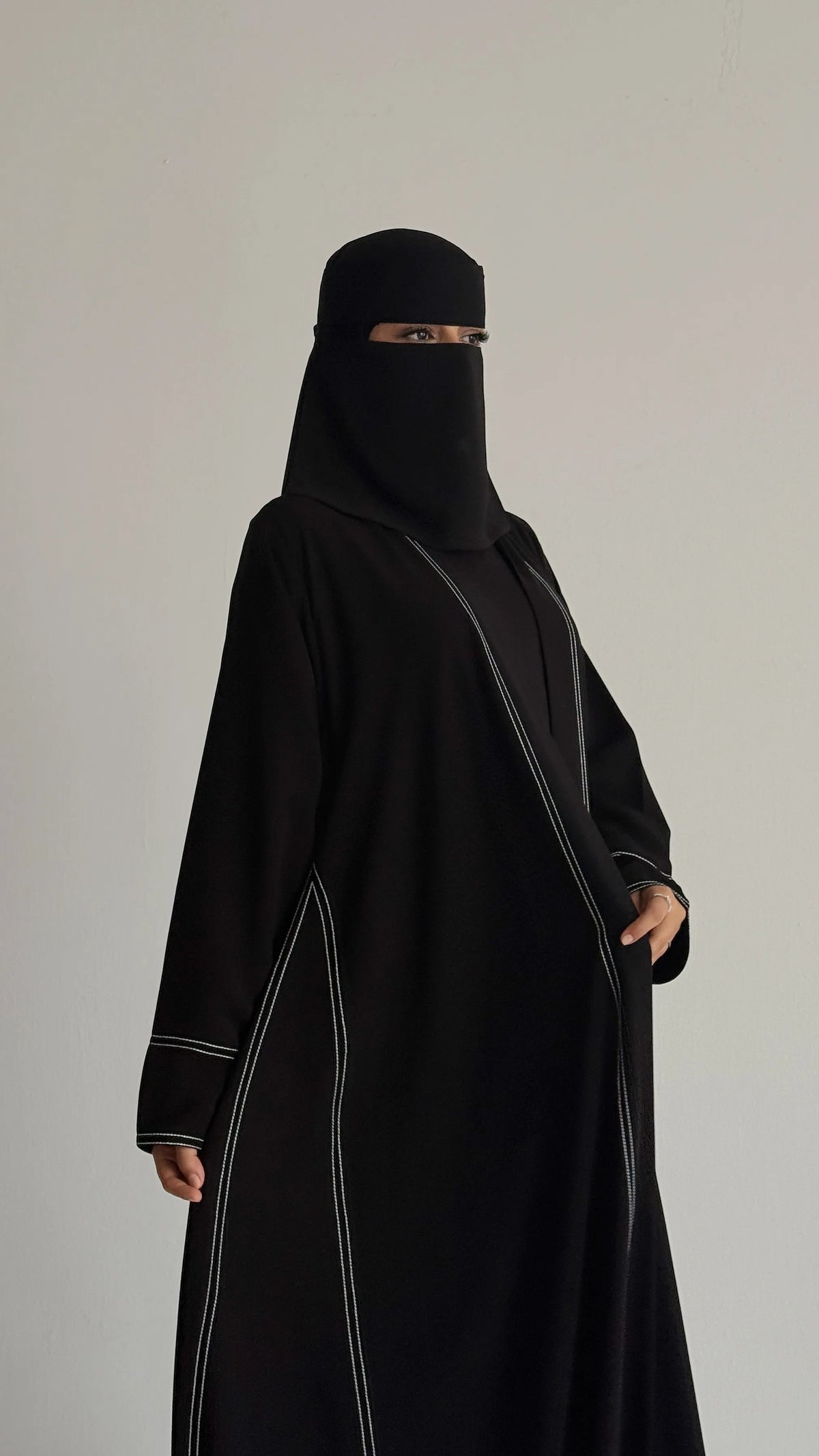MW422 - عباية سوداء مطرزة خطوط - Aya