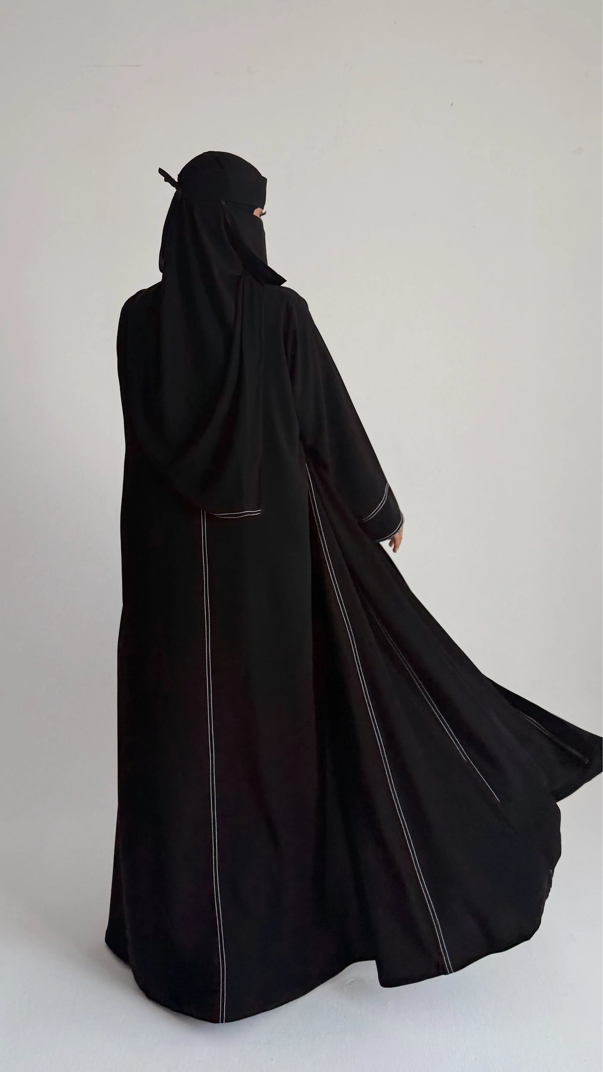 MW422 - عباية سوداء مطرزة خطوط - Aya