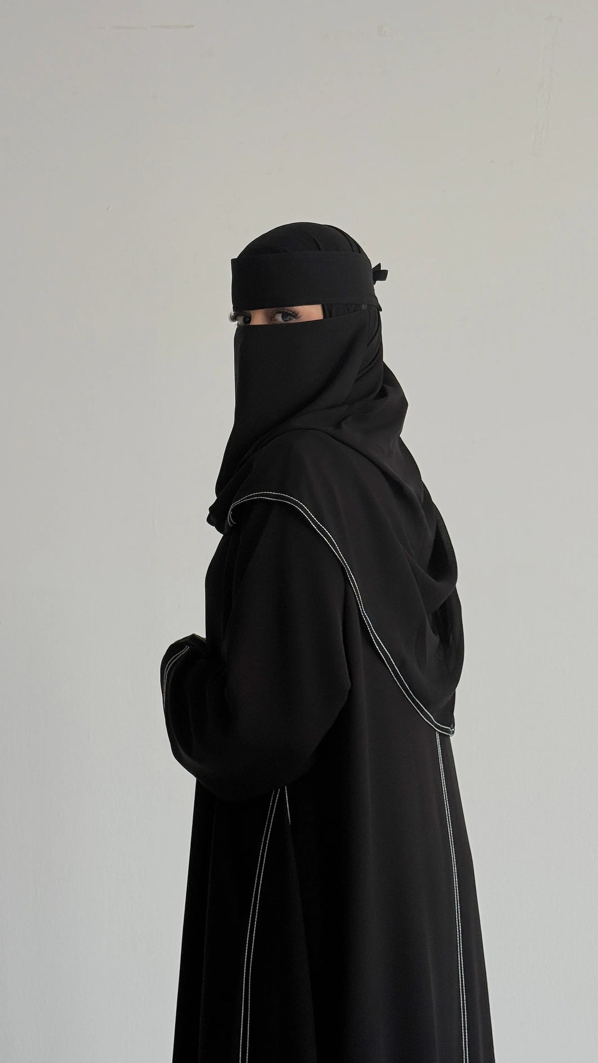 MW422 - عباية سوداء مطرزة خطوط - Aya