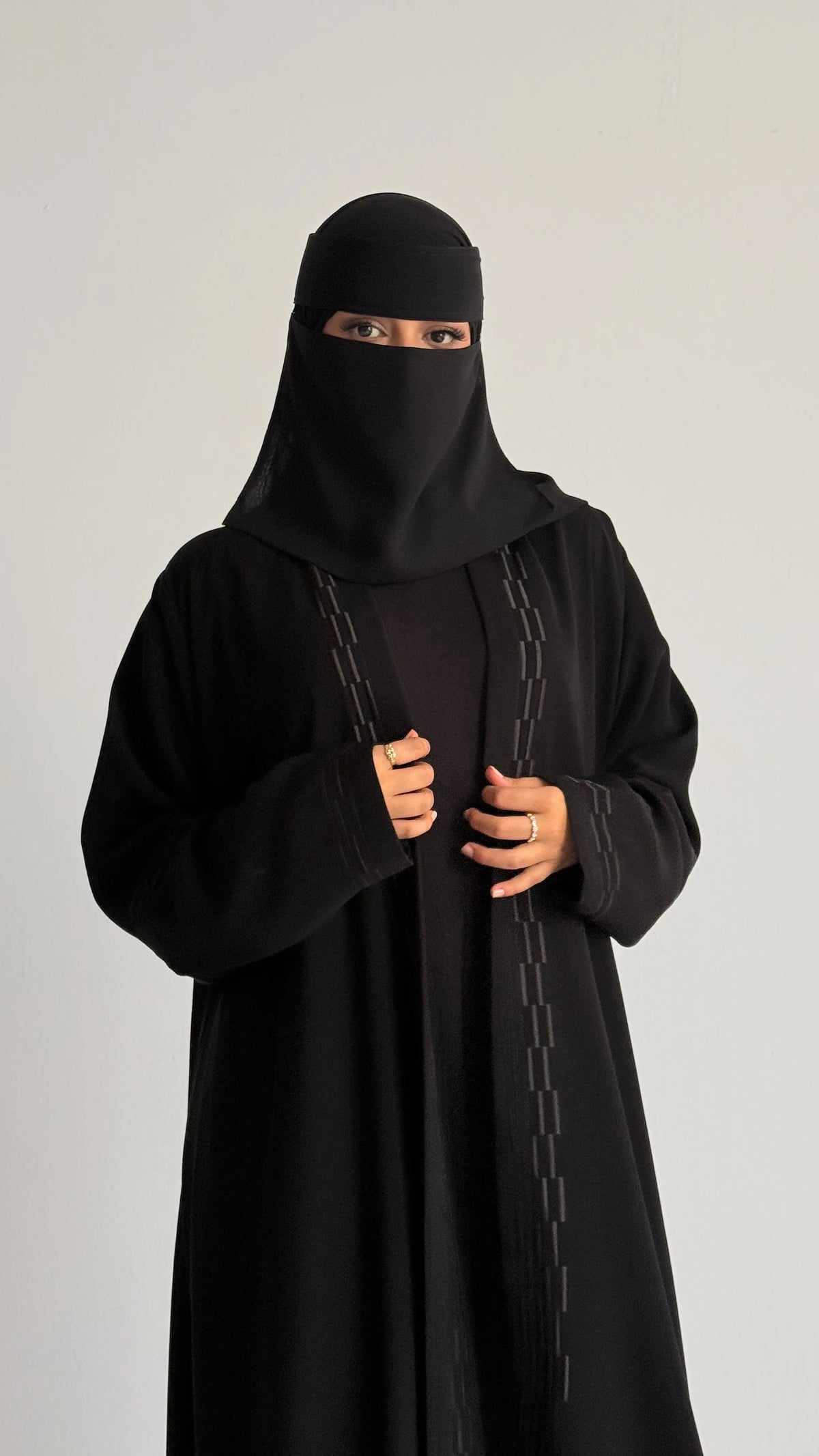 MW443 - عباية سوداء بتطريز اسود - Aya