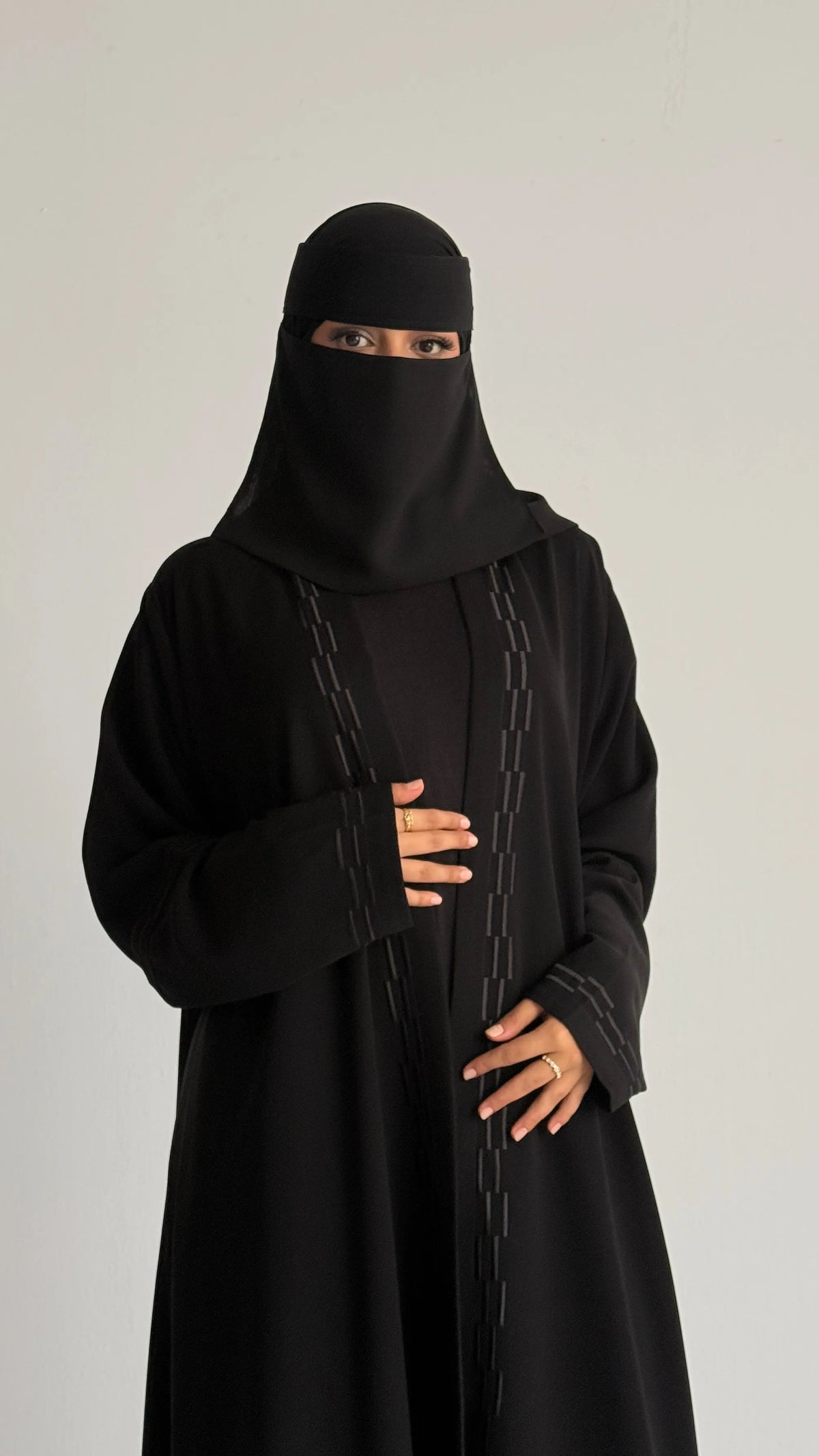 MW443 - عباية سوداء بتطريز اسود - Aya