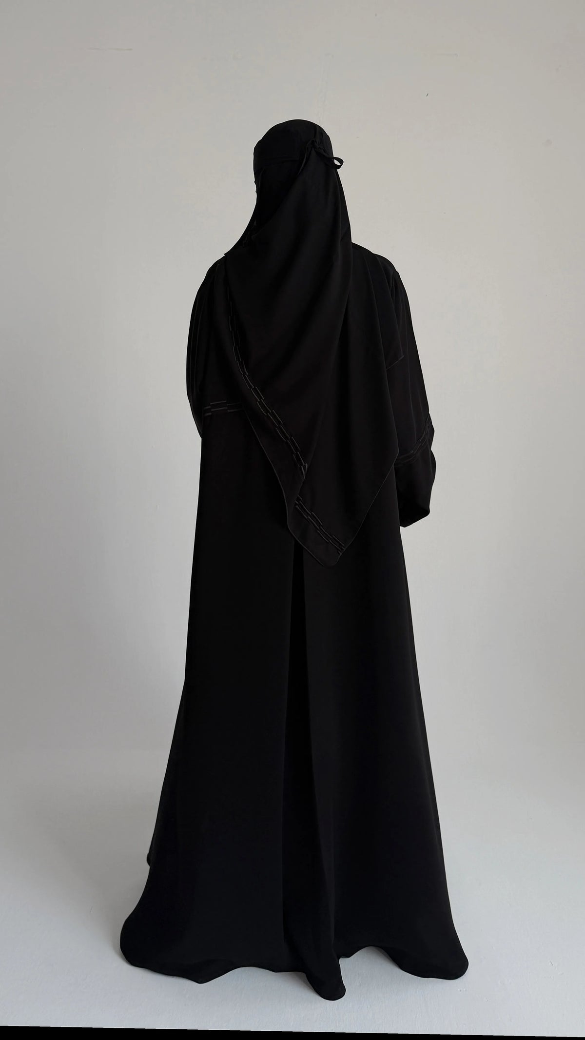 MW443 - عباية سوداء بتطريز اسود - Aya