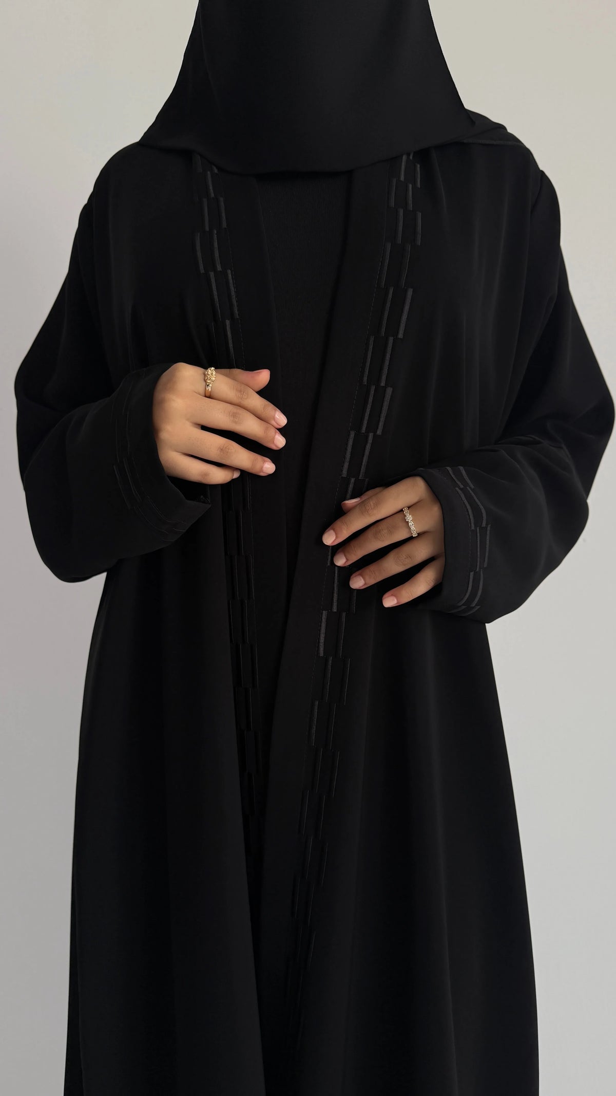 MW443 - عباية سوداء بتطريز اسود - Aya