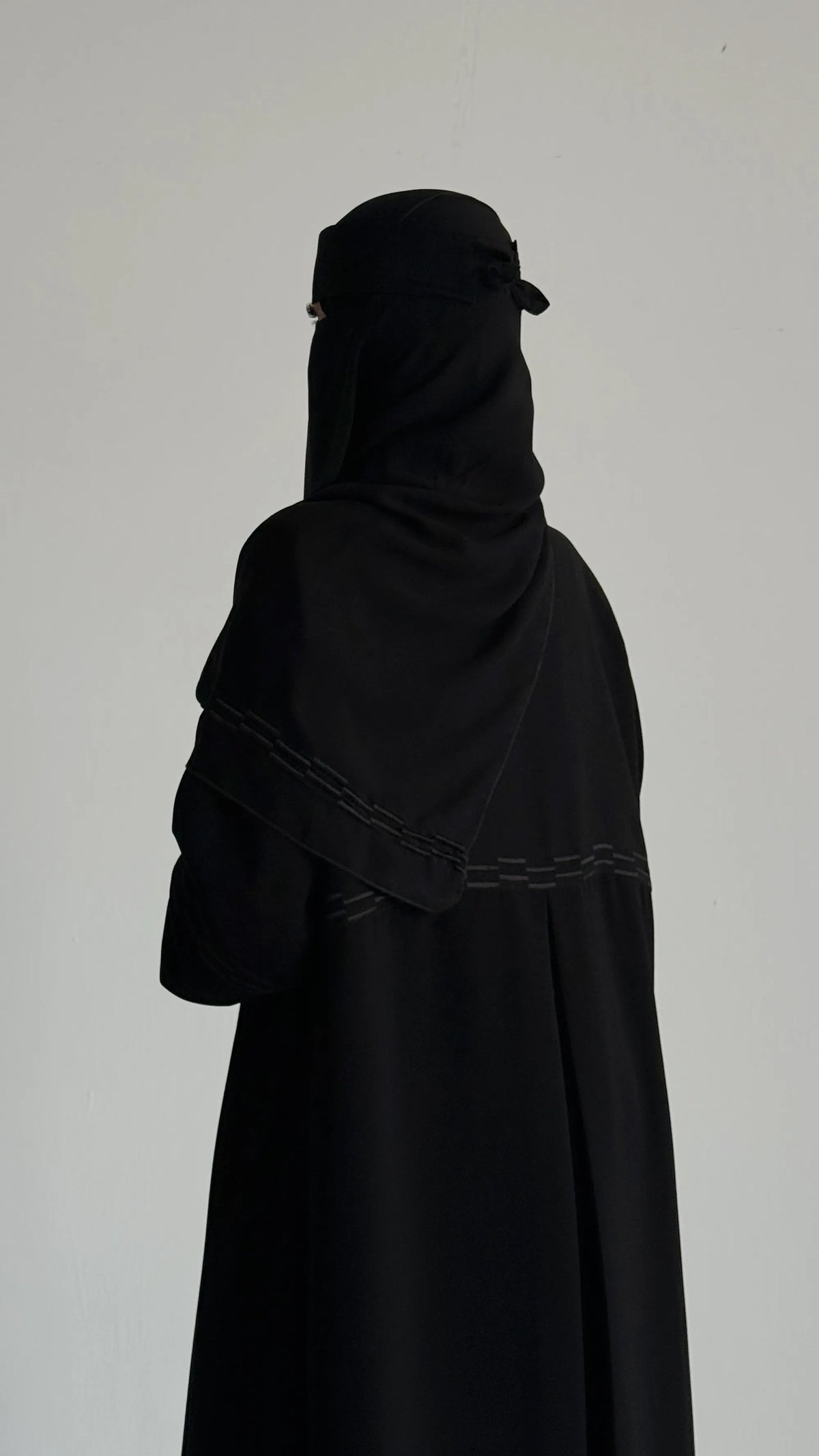 MW443 - عباية سوداء بتطريز اسود - Aya