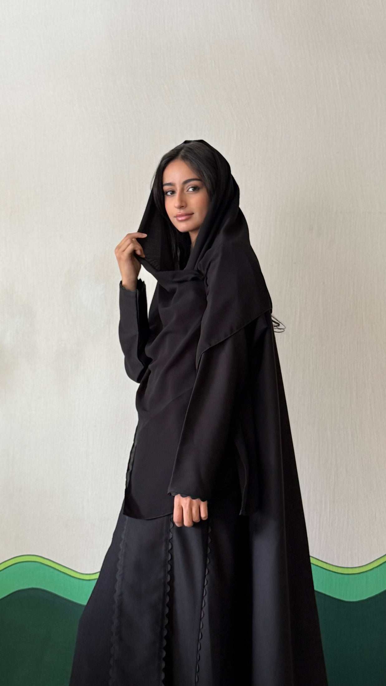 MWT433  - عباية سوداء بتفصيل متموّج - Aya