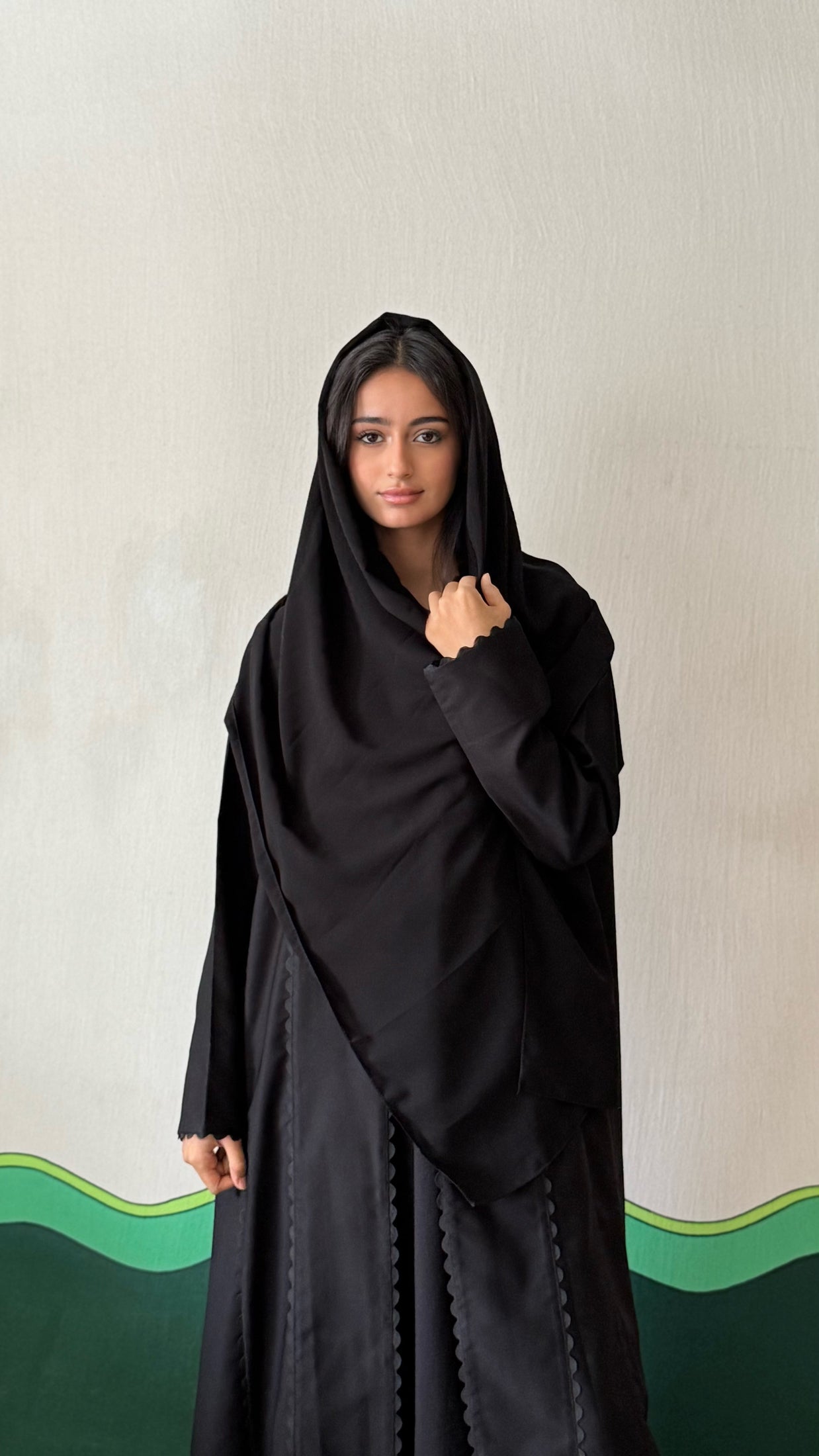MWT433  - عباية سوداء بتفصيل متموّج - Aya