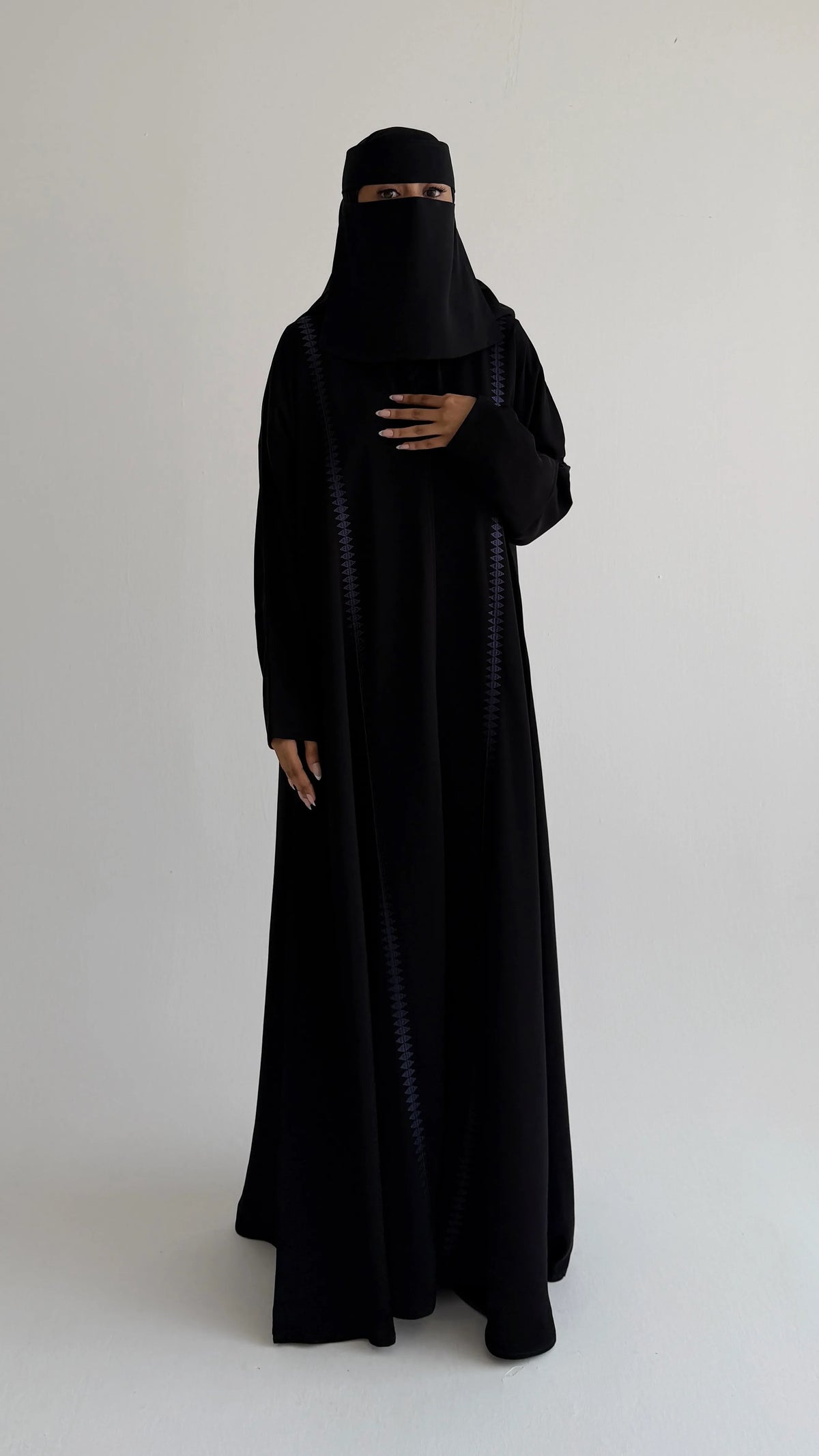 MW426 - عباية سوادء مطرزة - Aya
