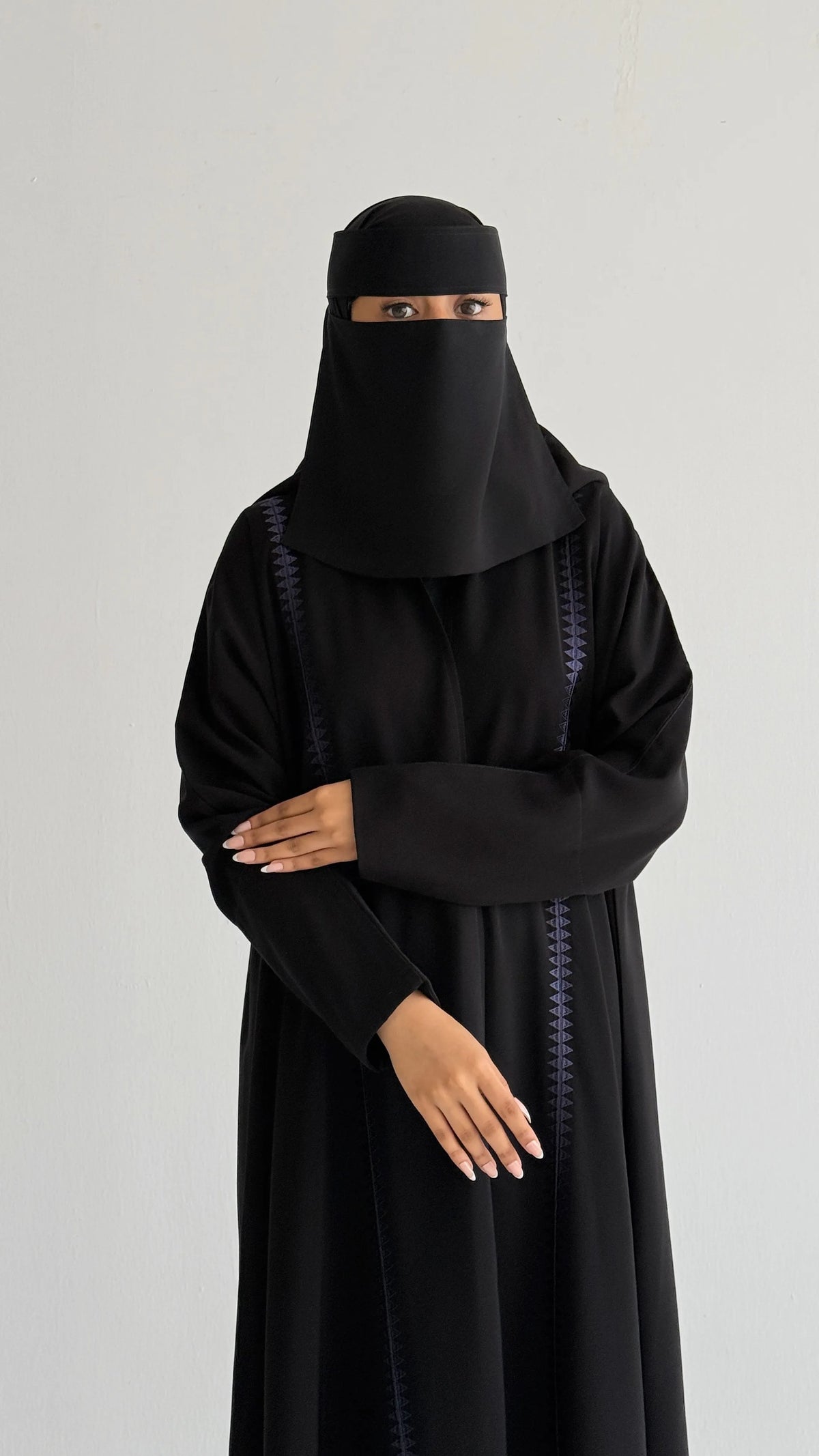 MW426 - عباية سوادء مطرزة - Aya