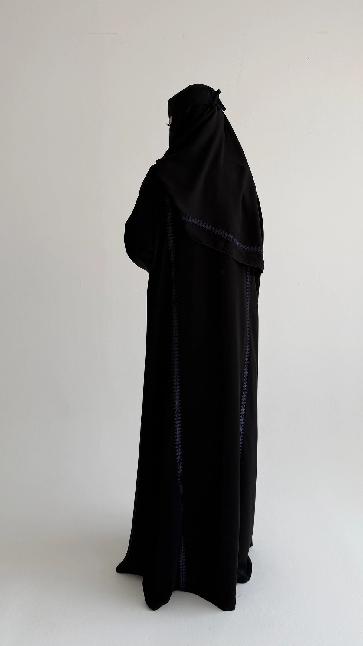 MW426 - عباية سوادء مطرزة - Aya
