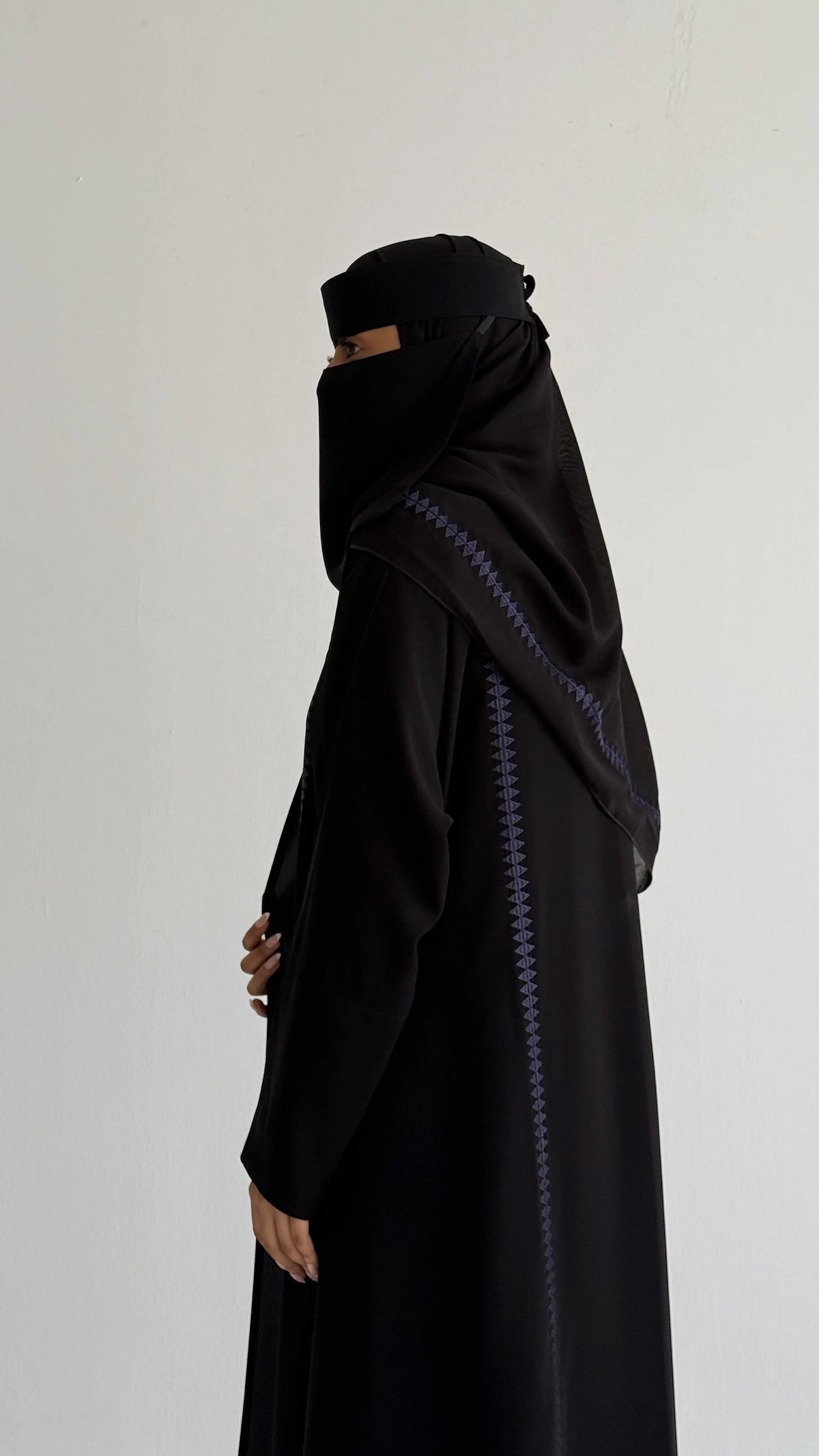 MW426 - عباية سوادء مطرزة - Aya