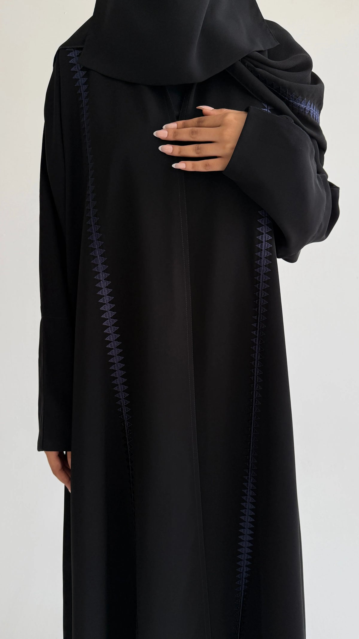 MW426 - عباية سوادء مطرزة - Aya