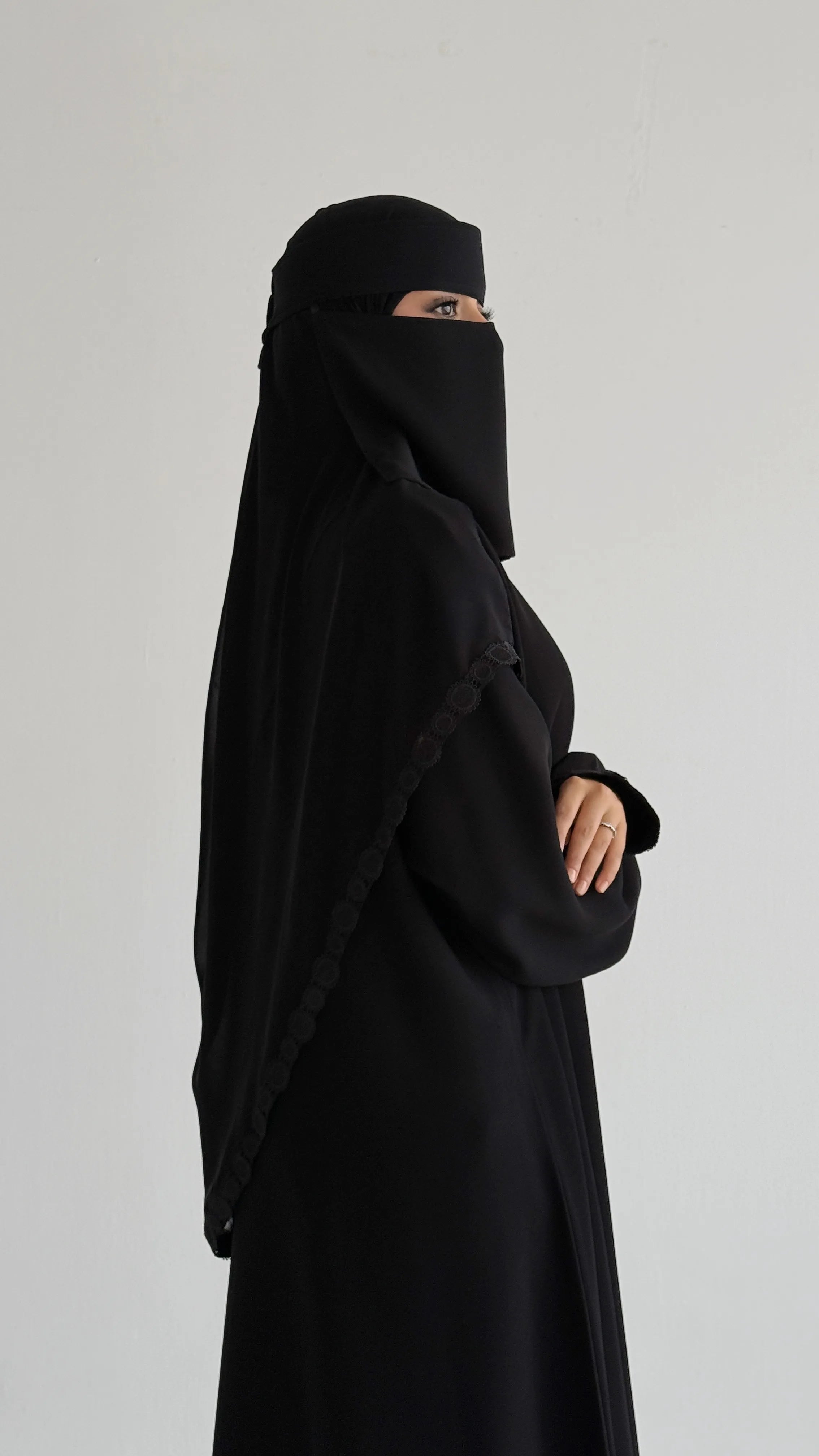 MW421 - عباية سوداء لف