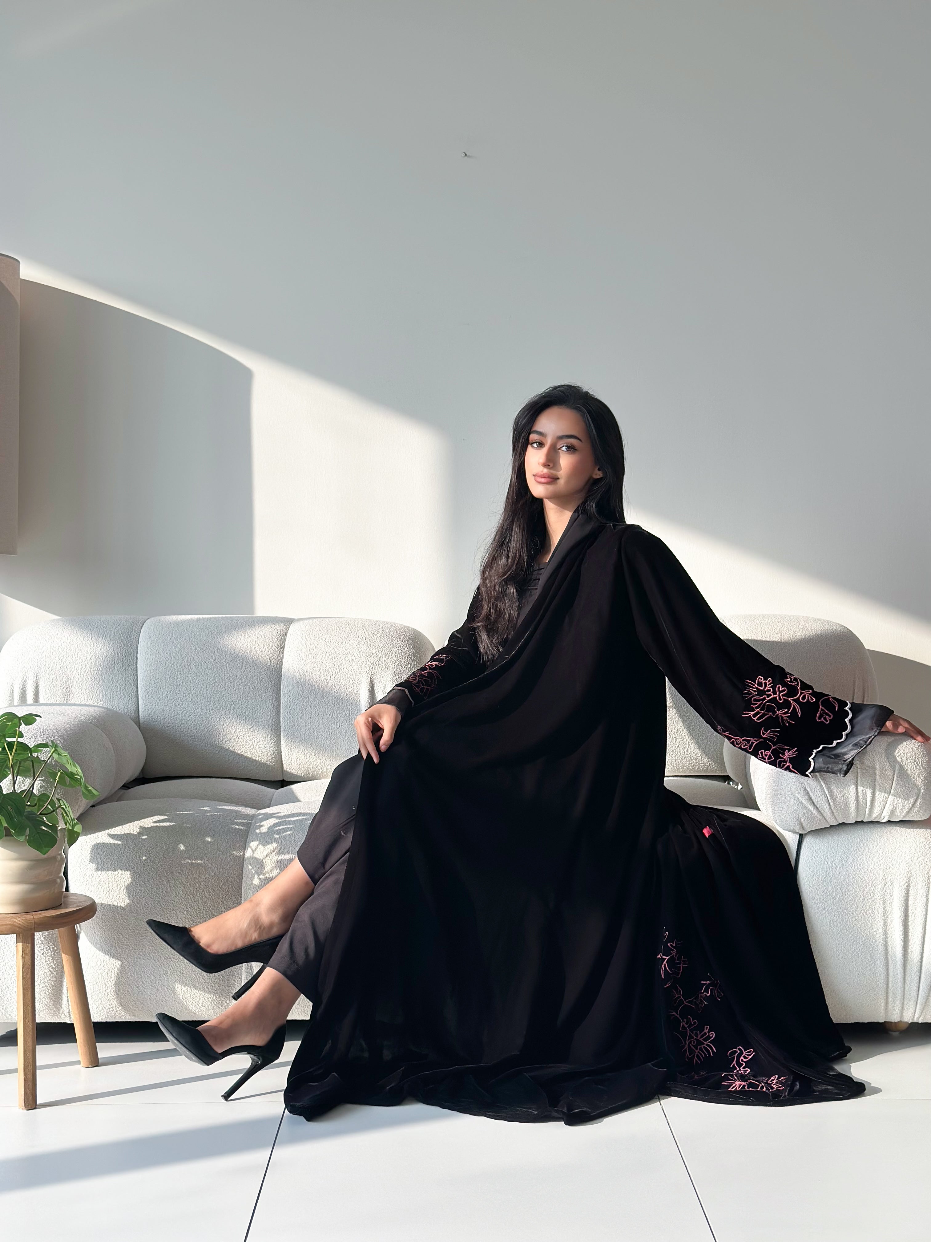 MWT746 - عباية مخمل بأكمام مطرزة - Aya