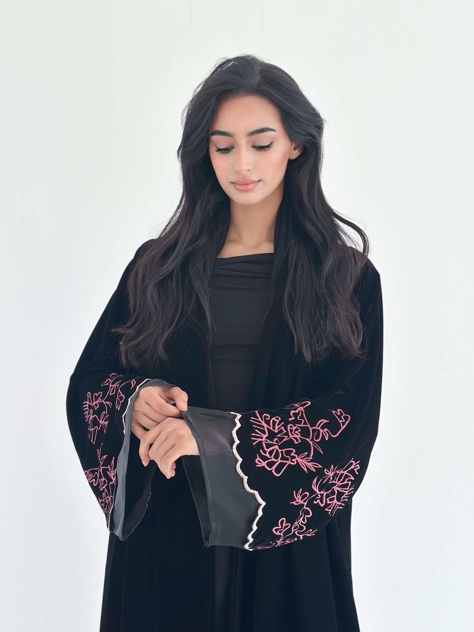 MWT746 - عباية مخمل بأكمام مطرزة - Aya