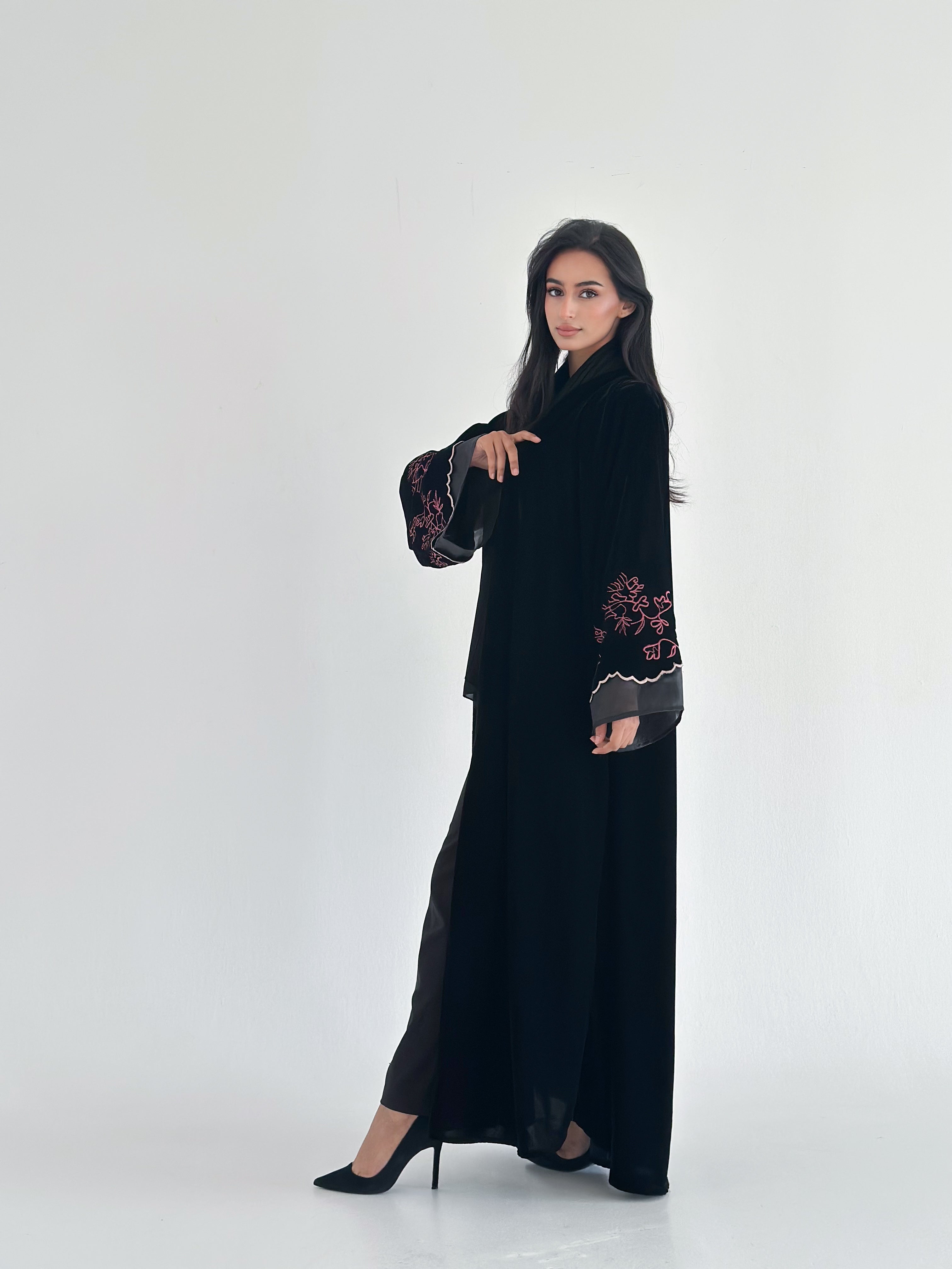 MWT746 - عباية مخمل بأكمام مطرزة - Aya