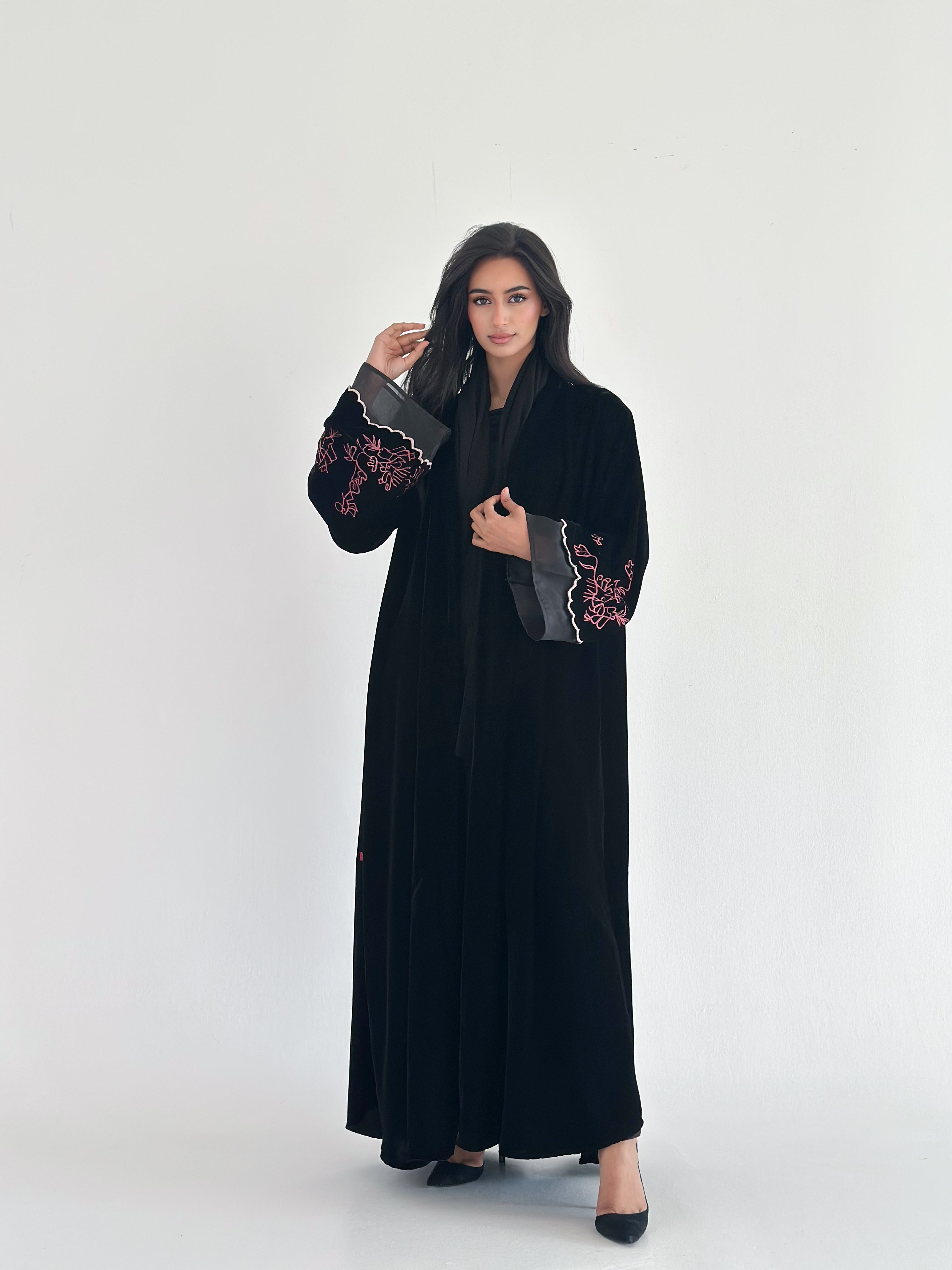MWT746 - عباية مخمل بأكمام مطرزة - Aya