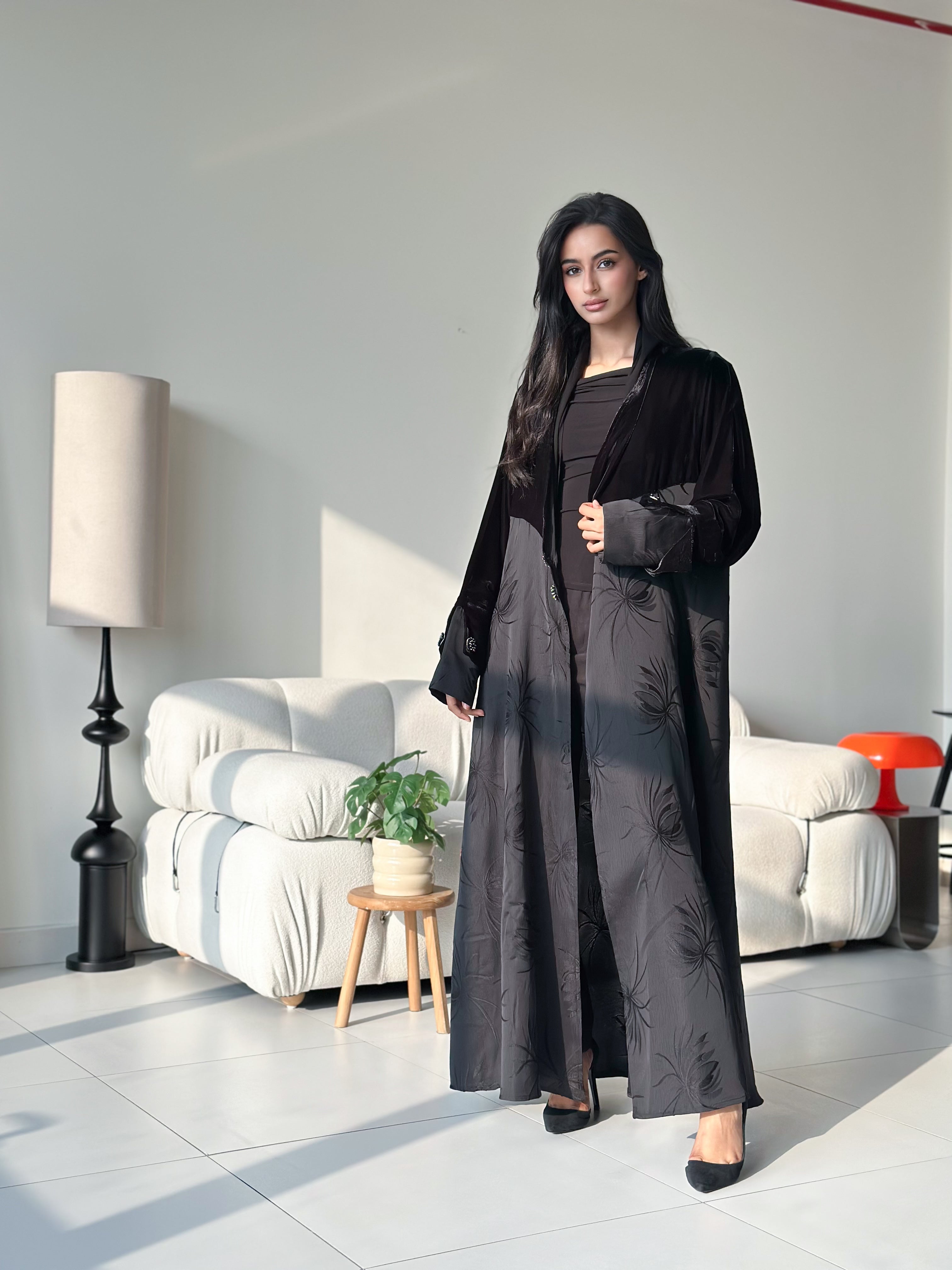 MWT824 -عباية مخمل مع تدخيلة جاكار - Aya