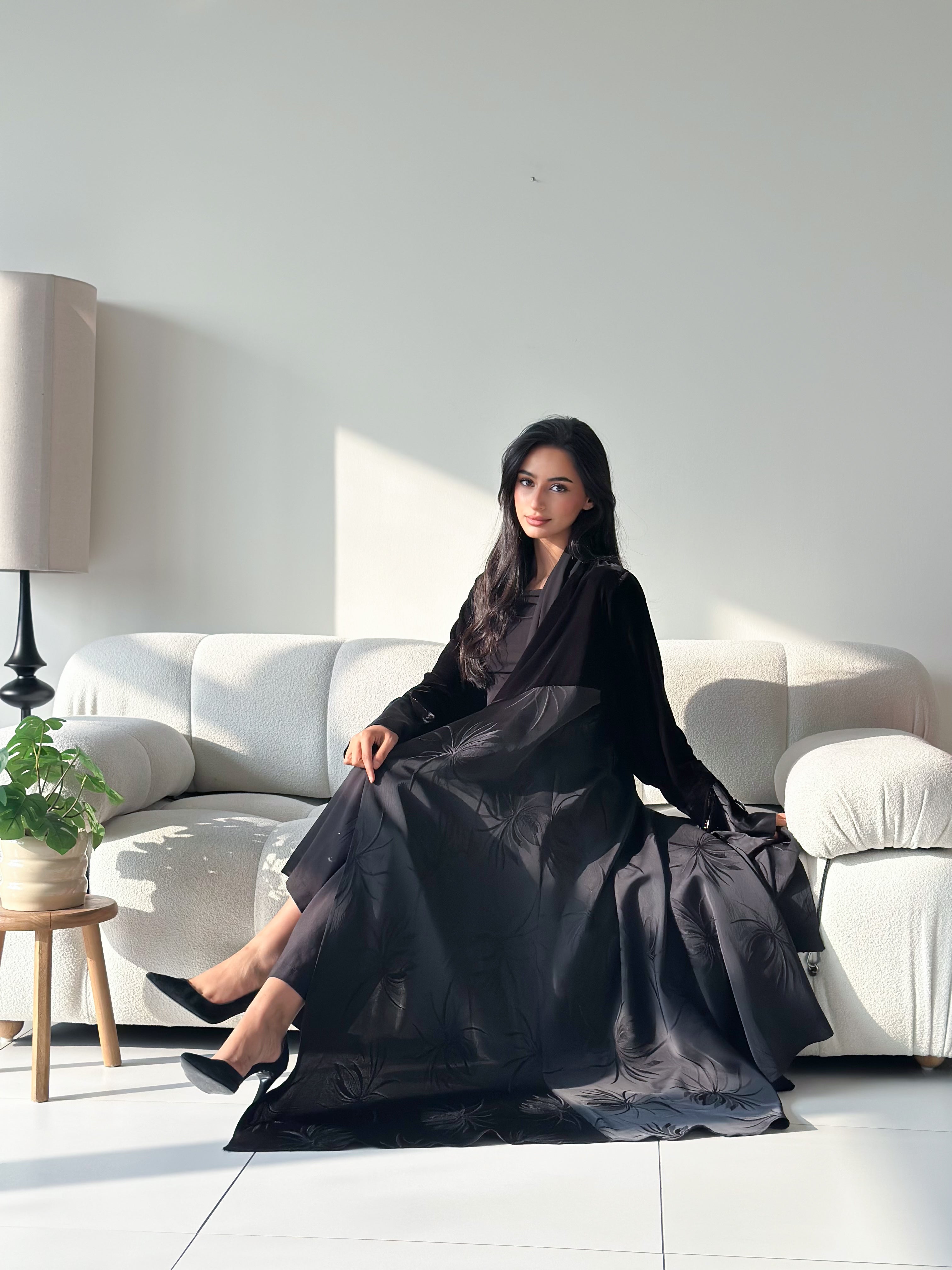 MWT824 -عباية مخمل مع تدخيلة جاكار - Aya