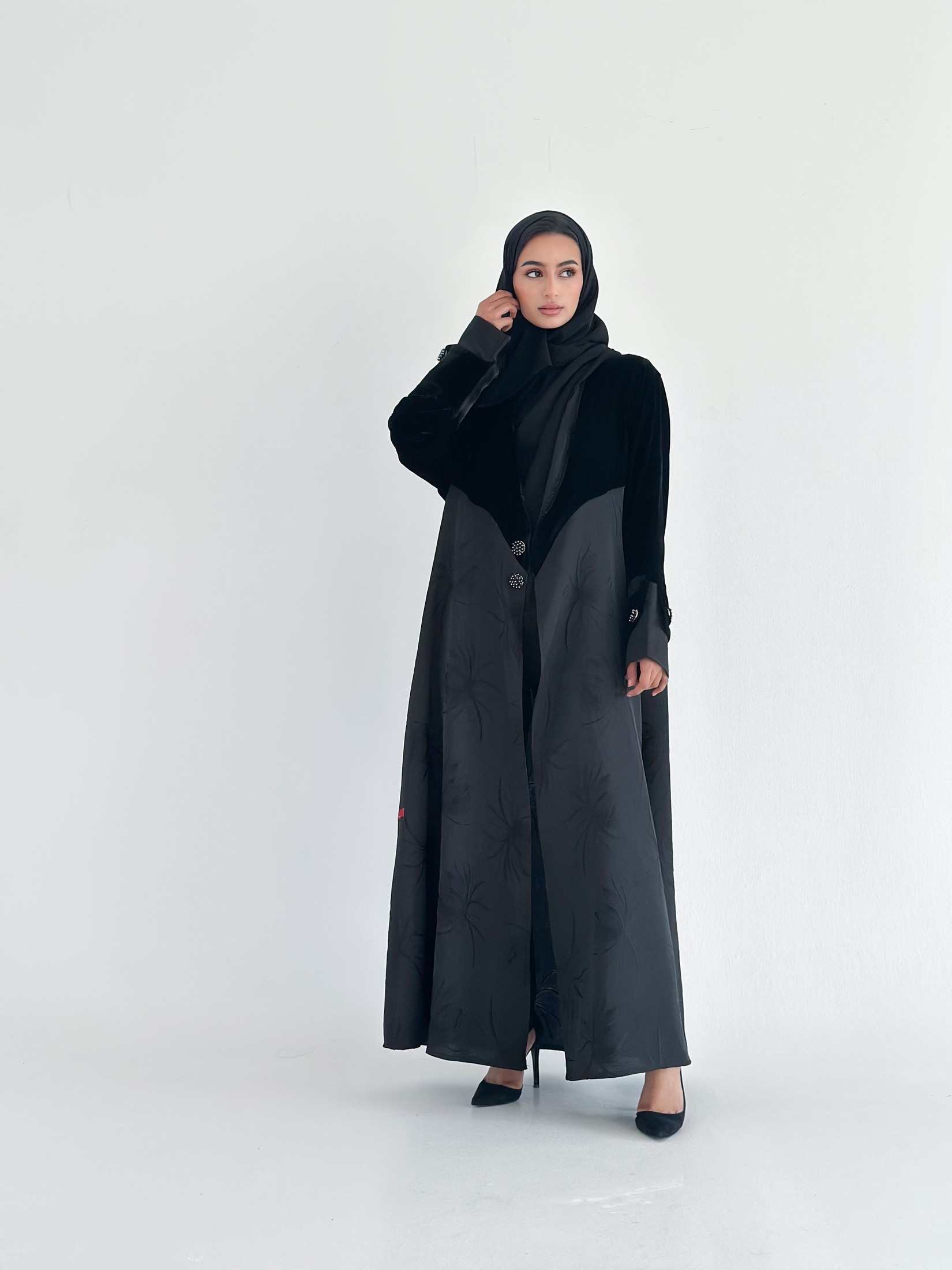 MWT824 -عباية مخمل مع تدخيلة جاكار - Aya