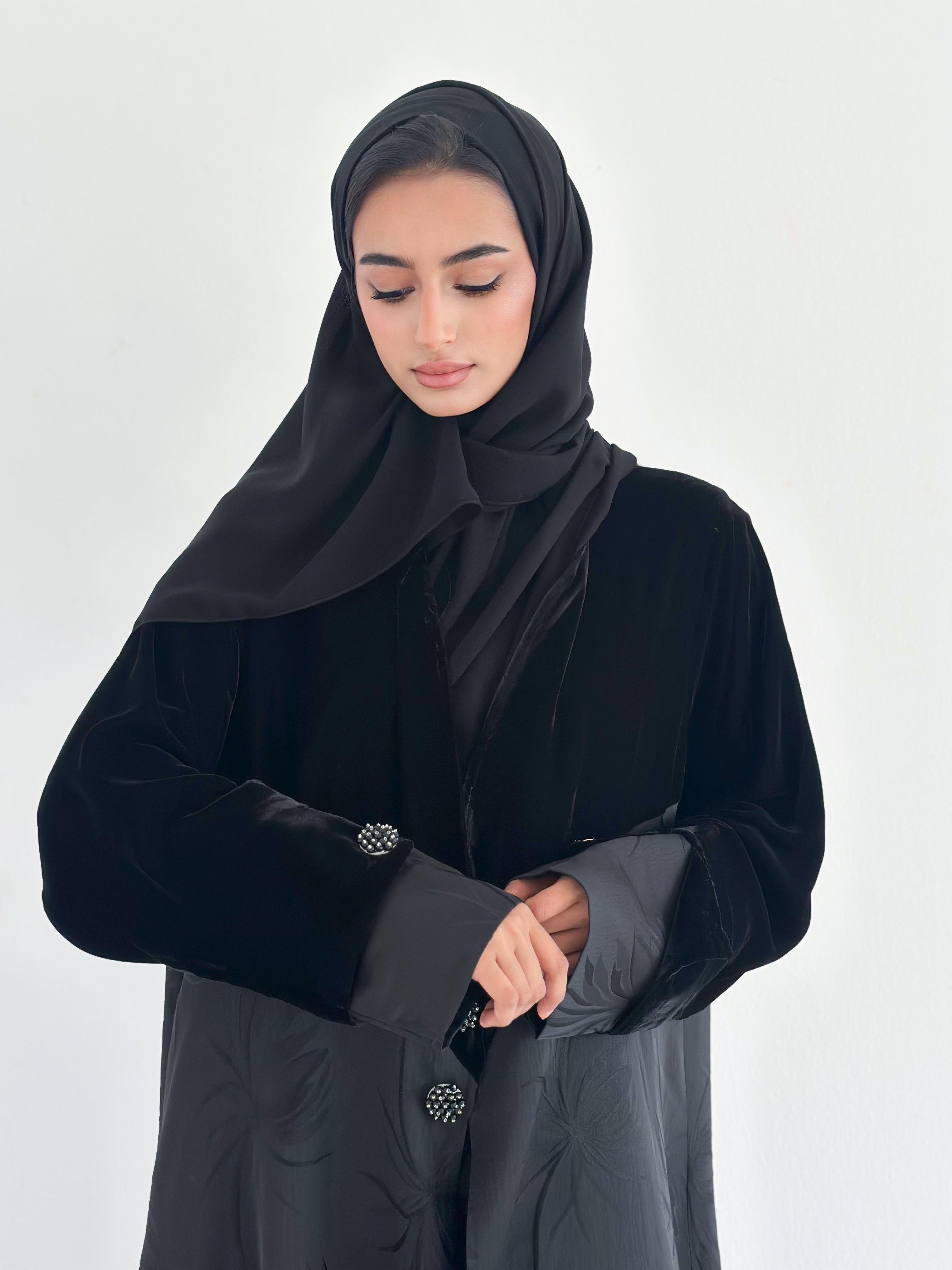 MWT824 -عباية مخمل مع تدخيلة جاكار - Aya